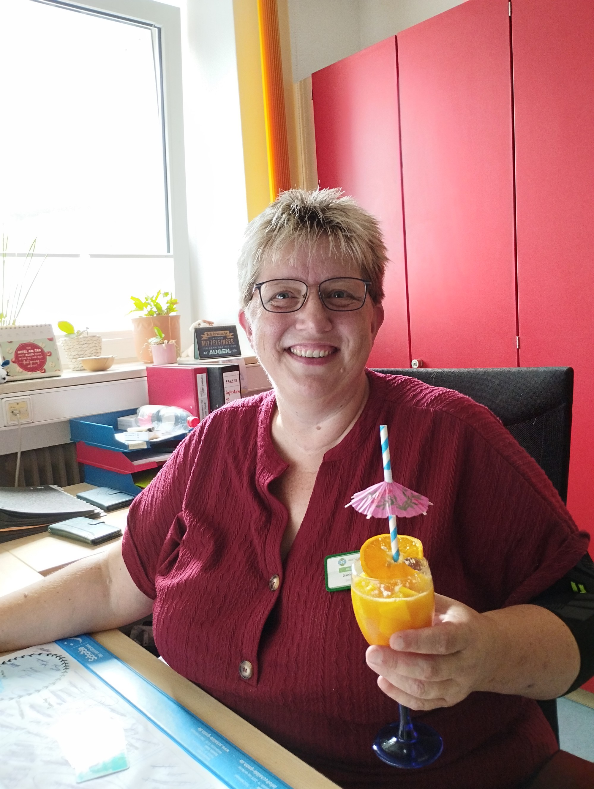 Daniela Schmieder mit Cocktail in der Hand