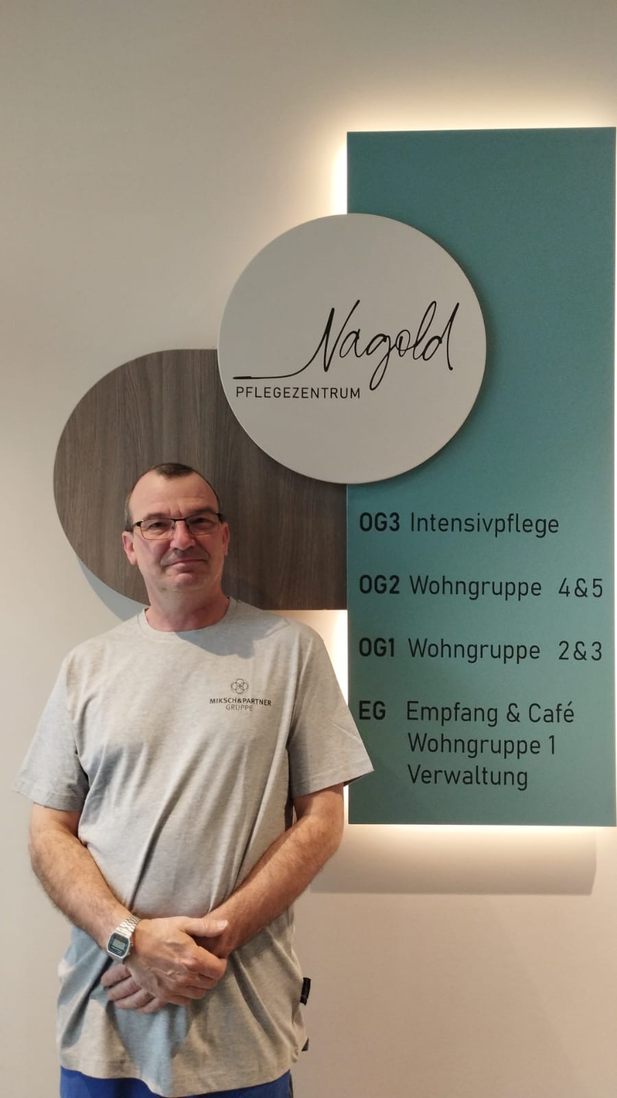 Haustechniker vor Infotafel des Pflegezentrum Nagold