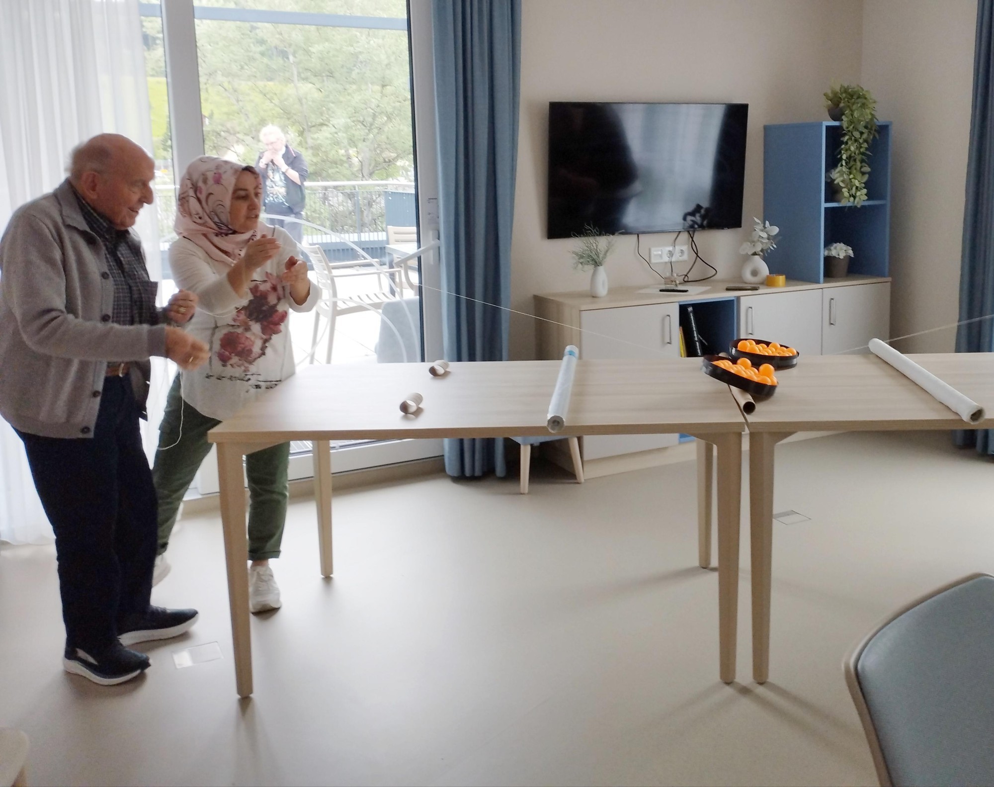 Gemeinsames Spiel mit den Bewohner/innen