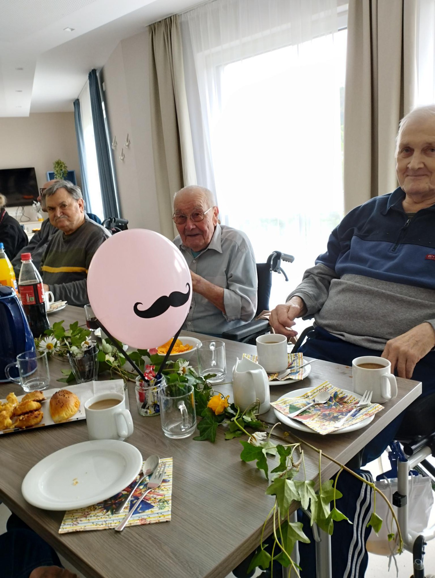 Gemeinsames Zusammensitzen mit den Bewohner/innen