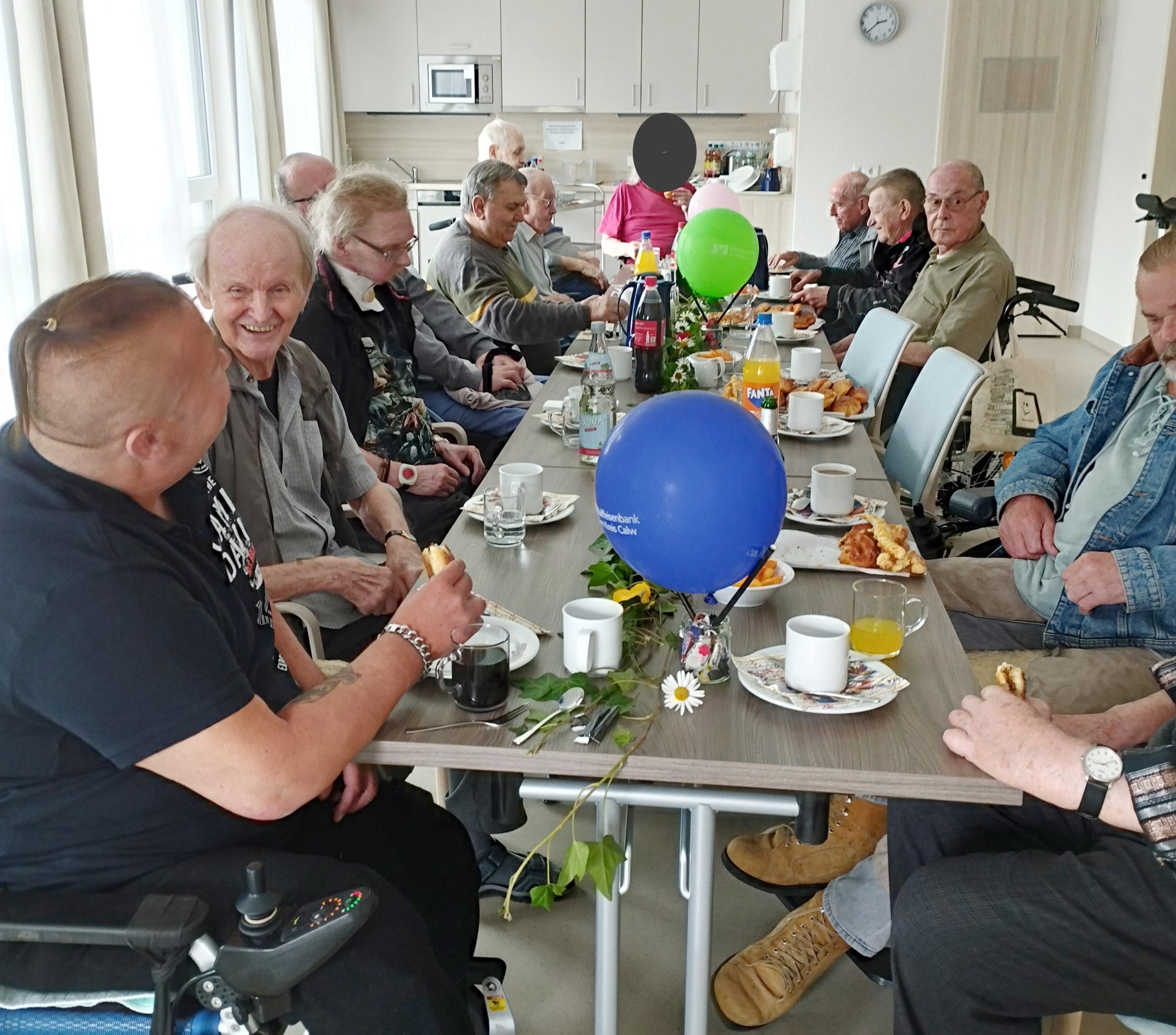 Gemeinsames Zusammensitzen mit den Bewohner/innen