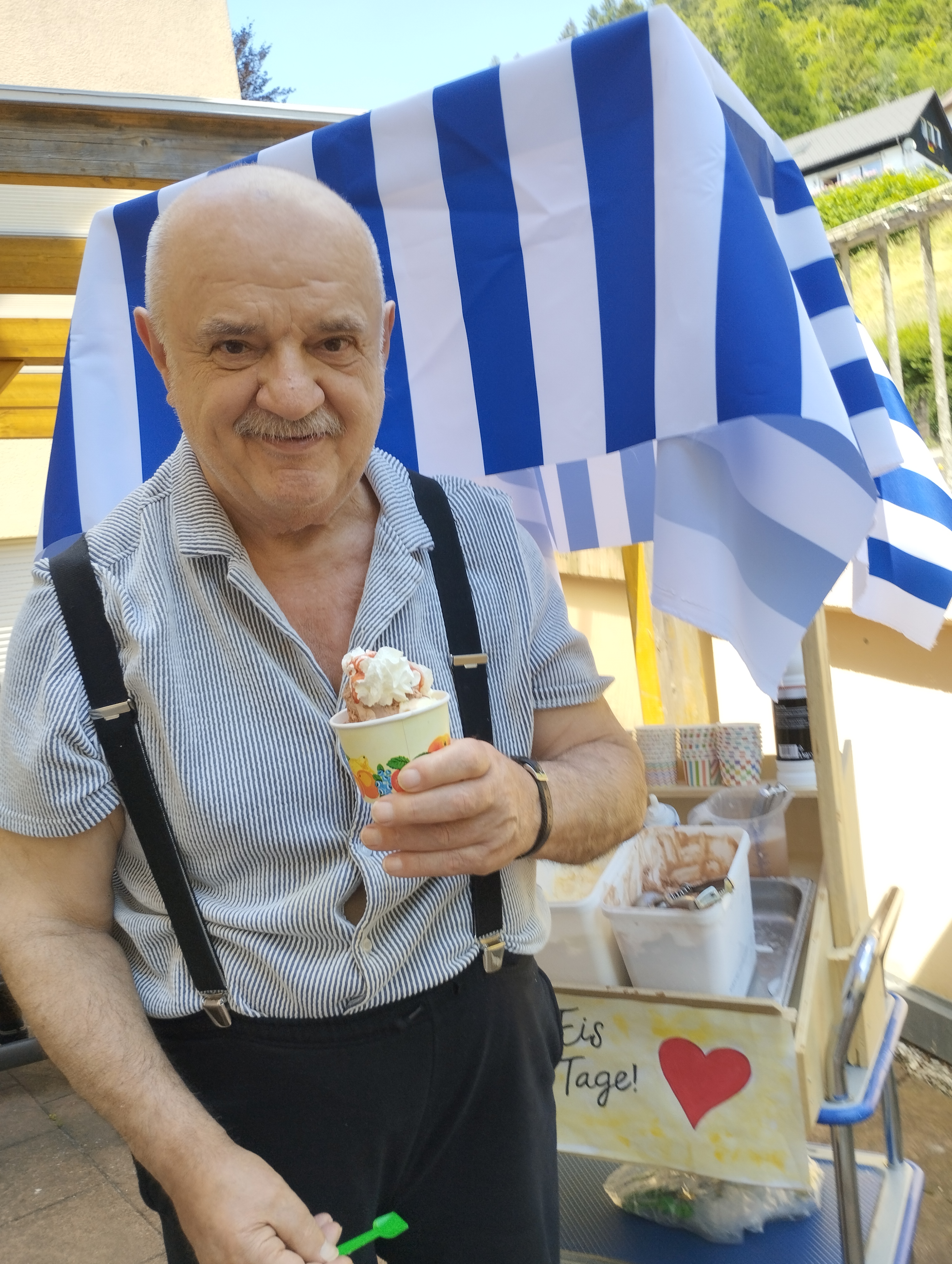 Bewohner erh&auml;lt eiin Eis im Becher
