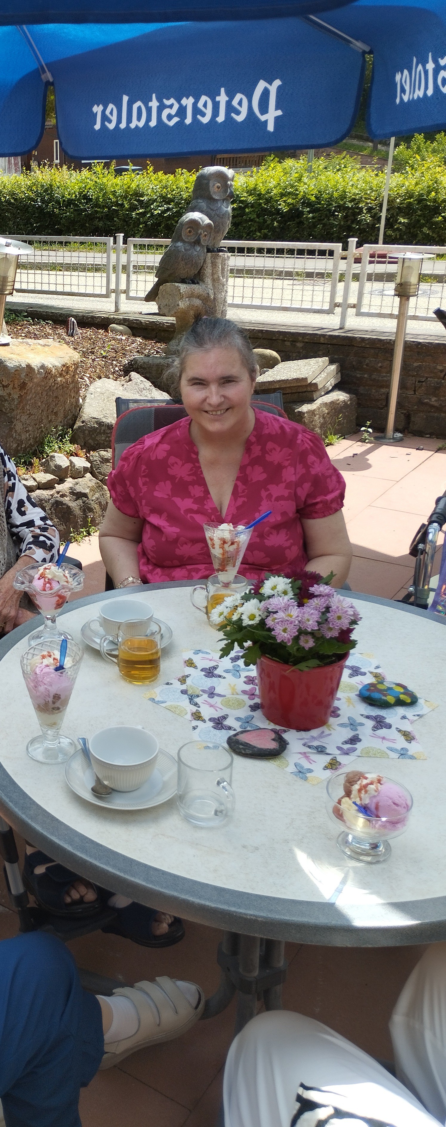 Bewohnerin mit Eisbecher