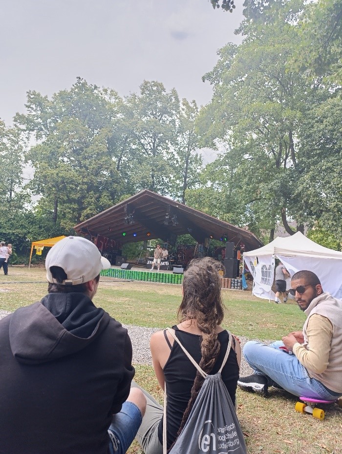 Gemeinsames Sitzen auf einer Wiese