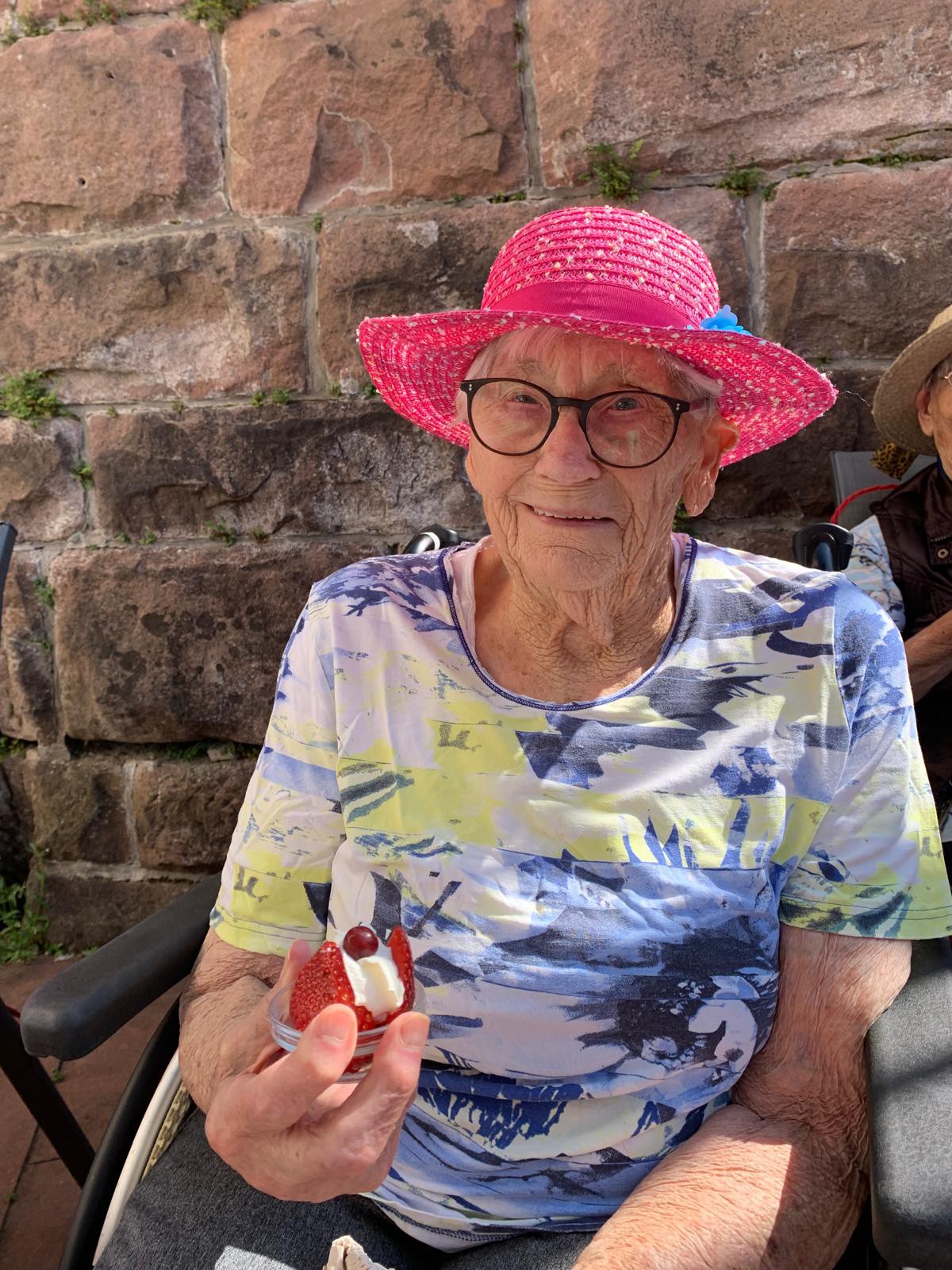 Bewohnerin mit frischen Erdbeeren