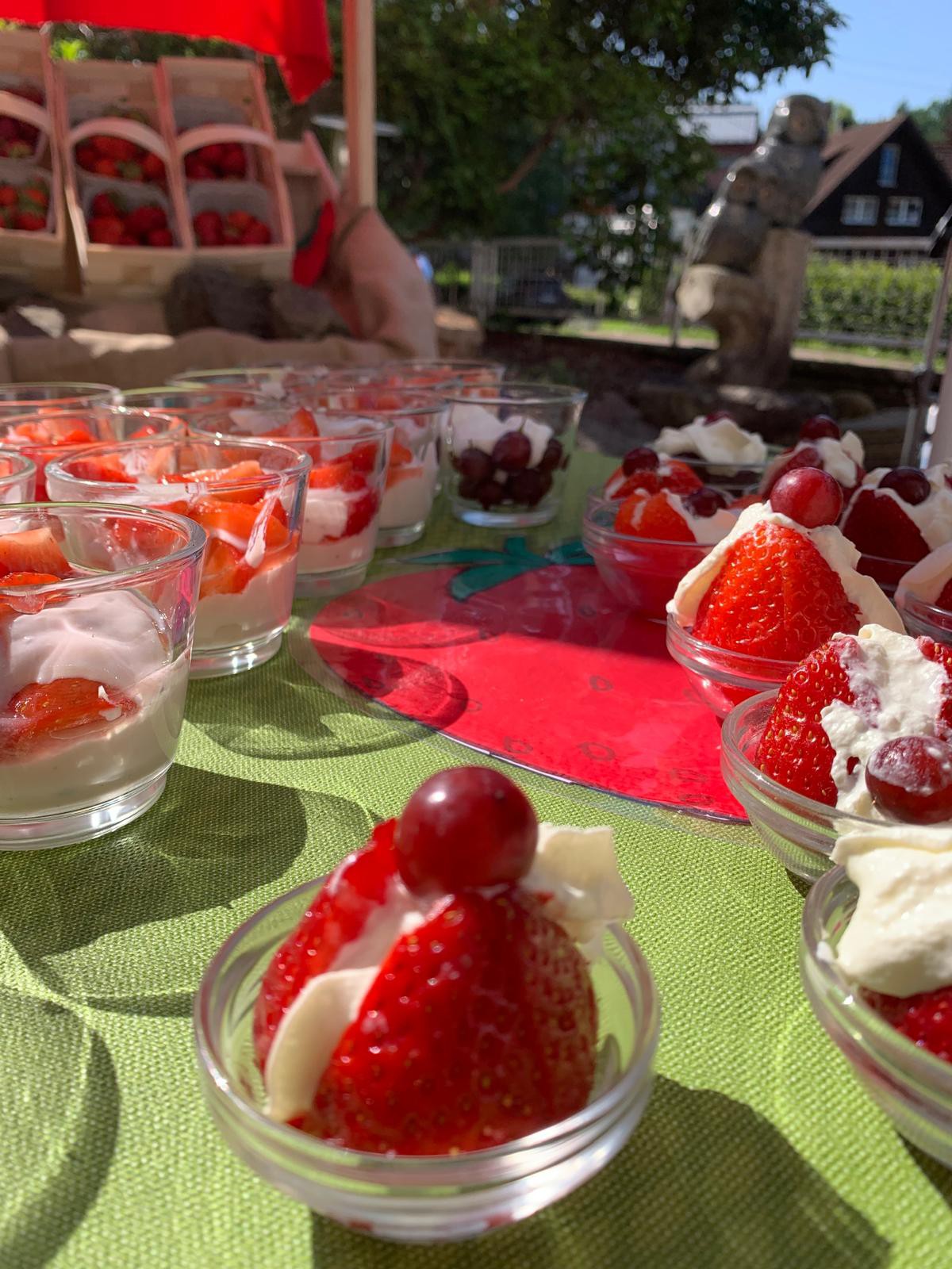 Frische Erdbeeren mit Quark und Sahne