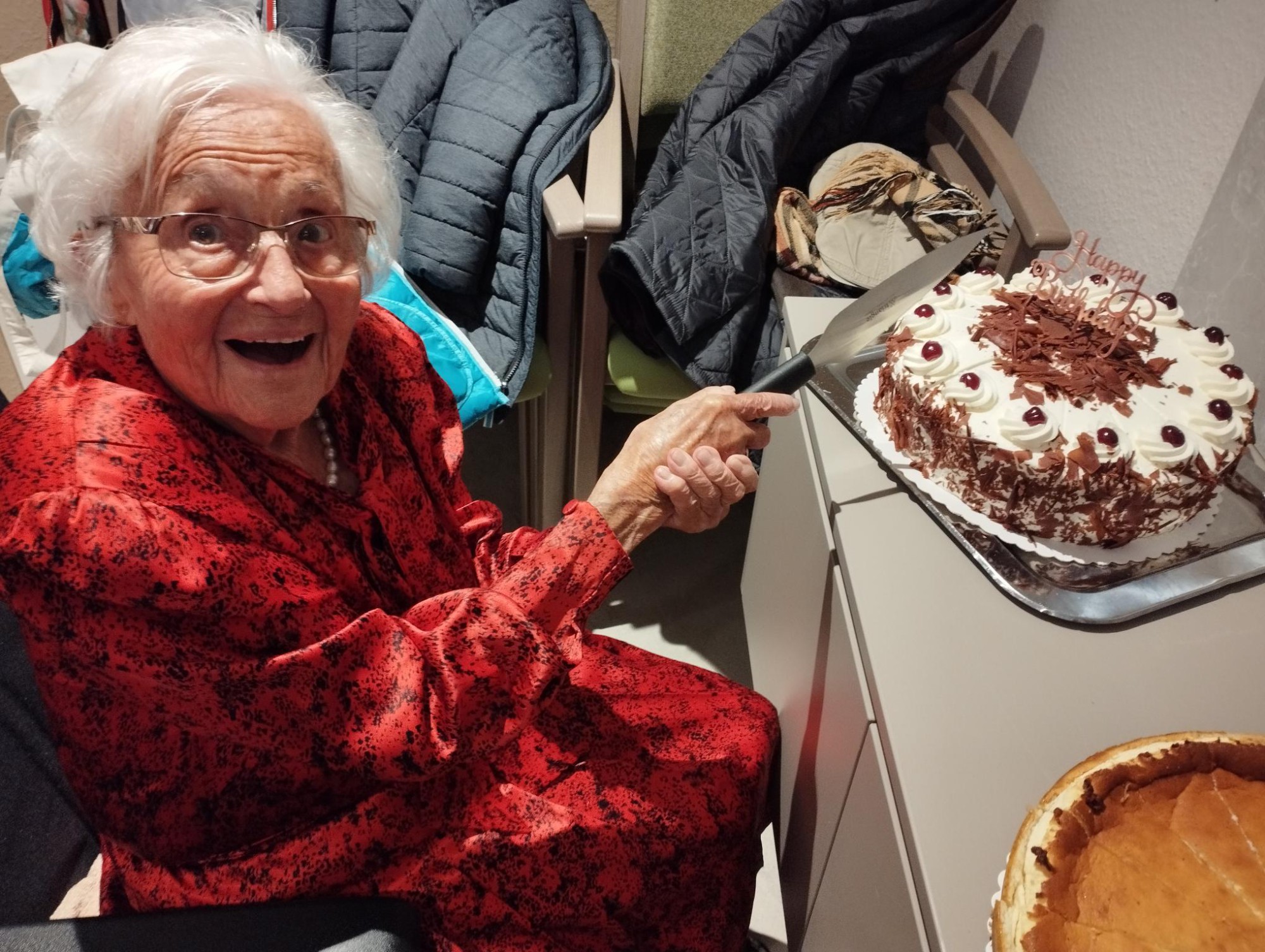 Bewohnerin schneidet Kuchen an