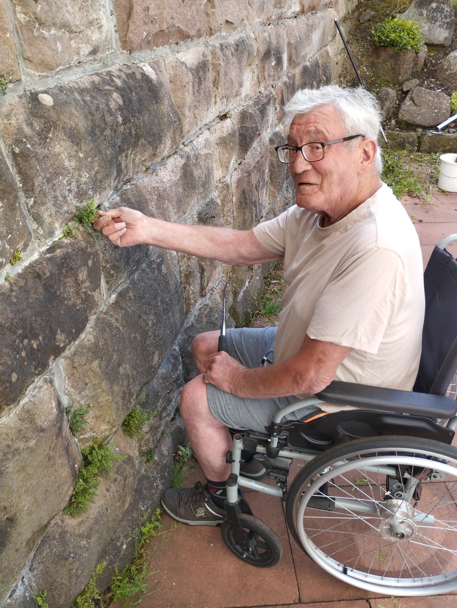 Bewohner j&auml;htet Unkraut