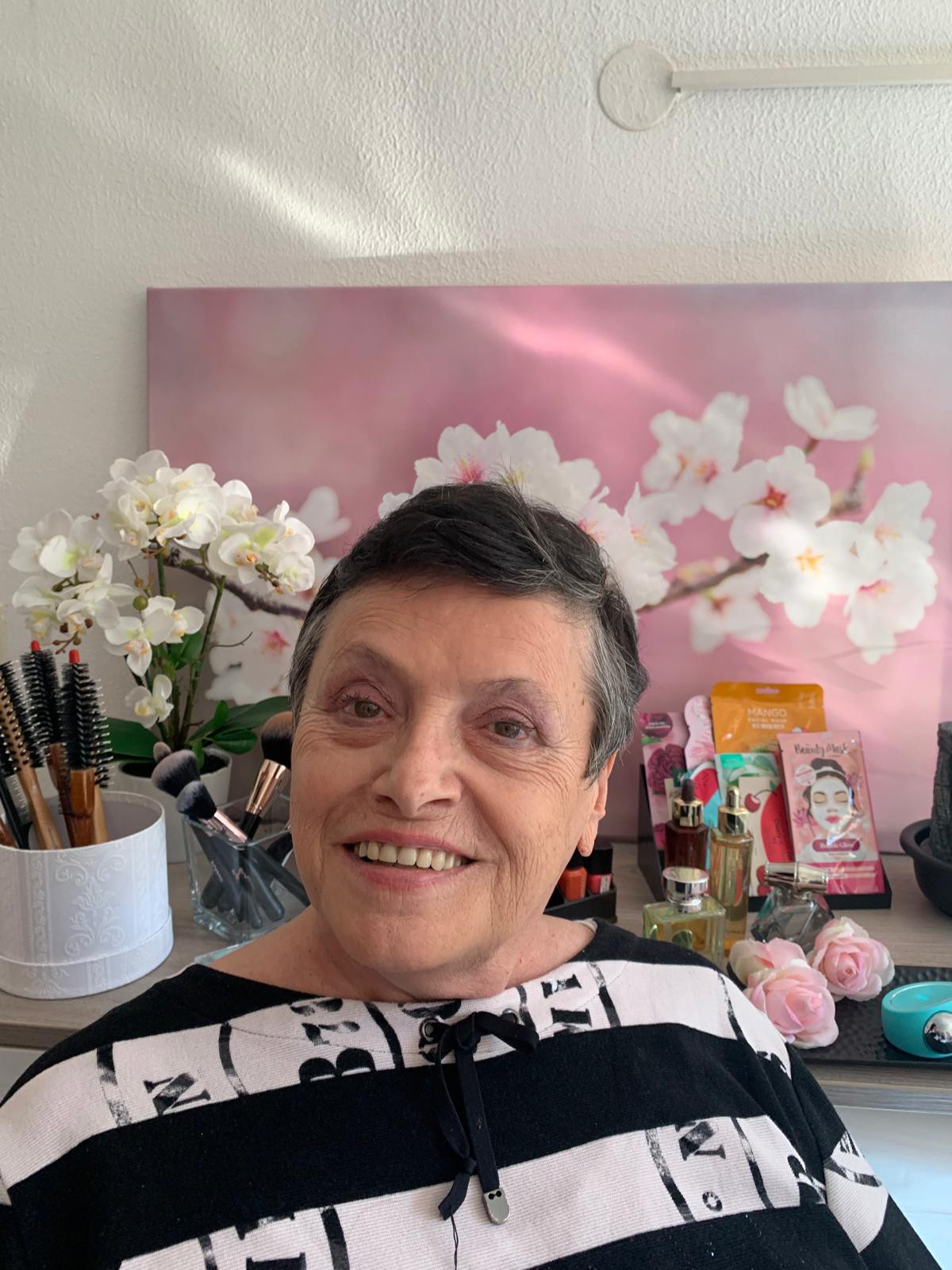 Fertig geschminkte Bewohnerin