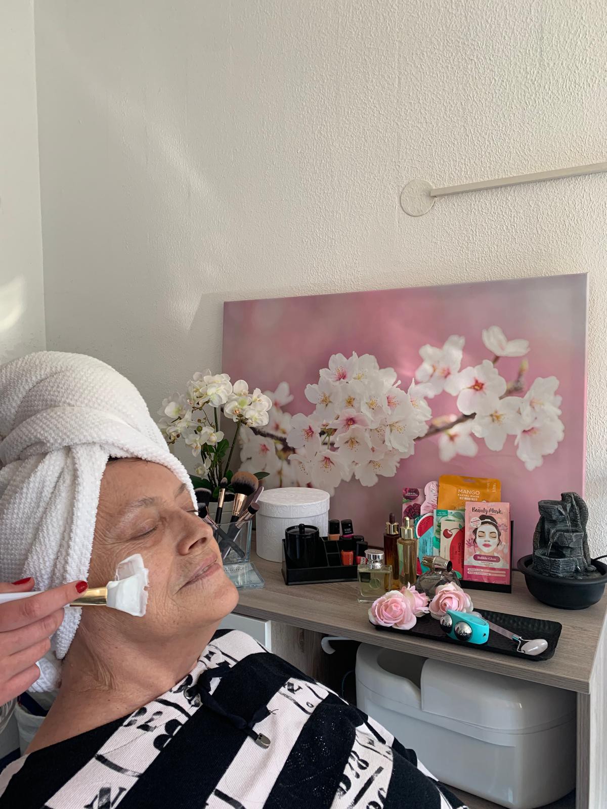 Bewohnerin bekommt Gesichtsmaske aufgetragen