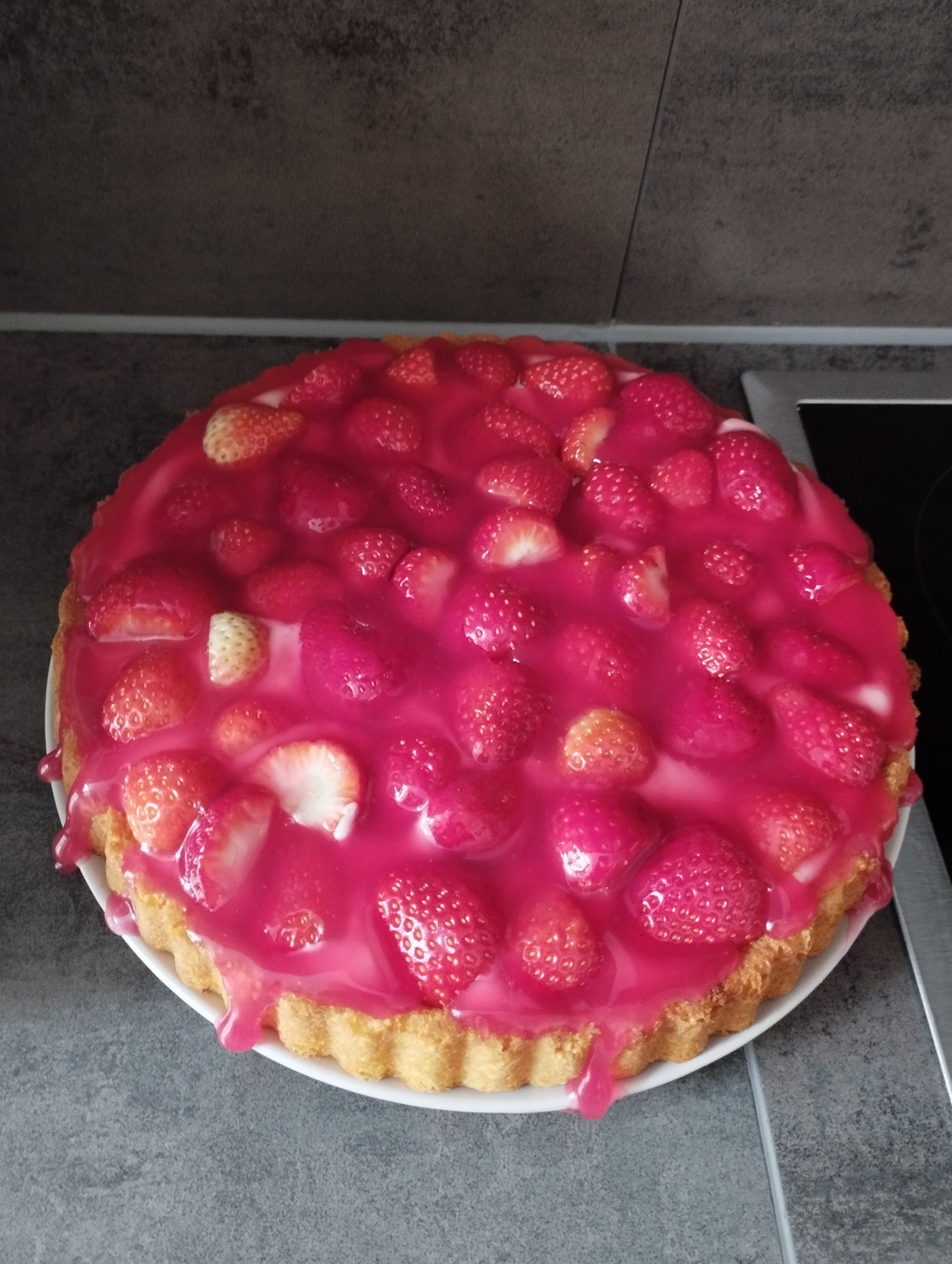 Fertig zubereiteter Erdbeerkuchen