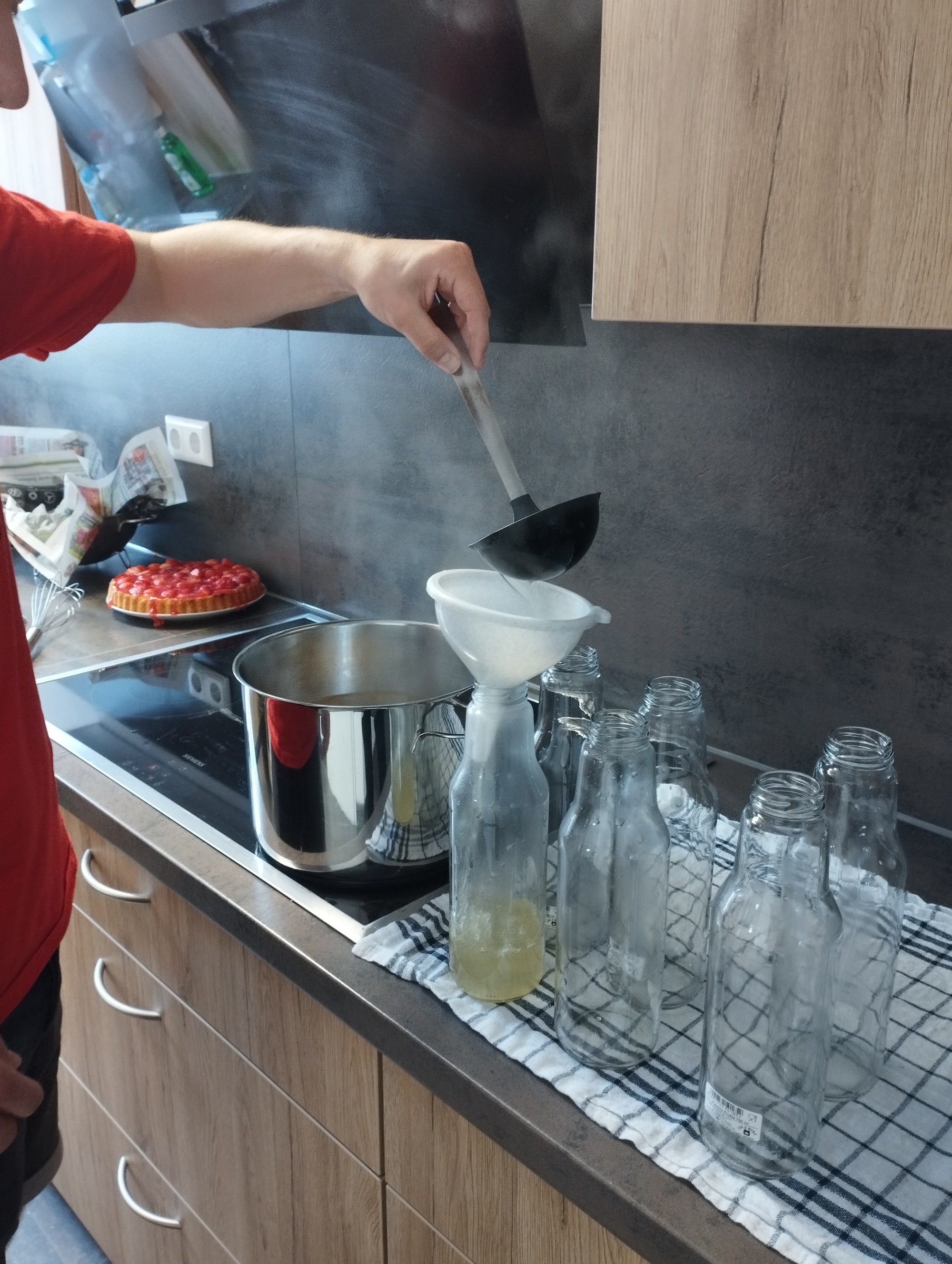Abf&uuml;llen des Holunderbl&uuml;tensirups