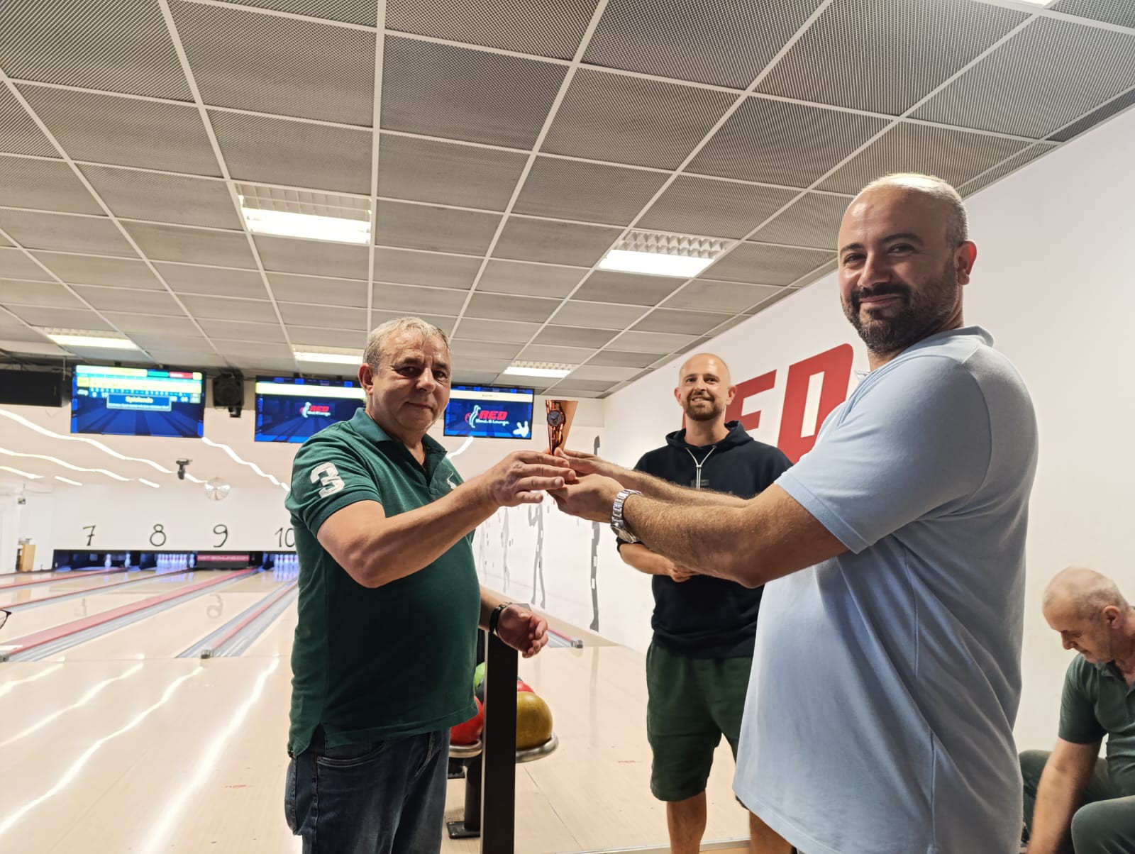 Gemeinsames Foto mit dem Pokal