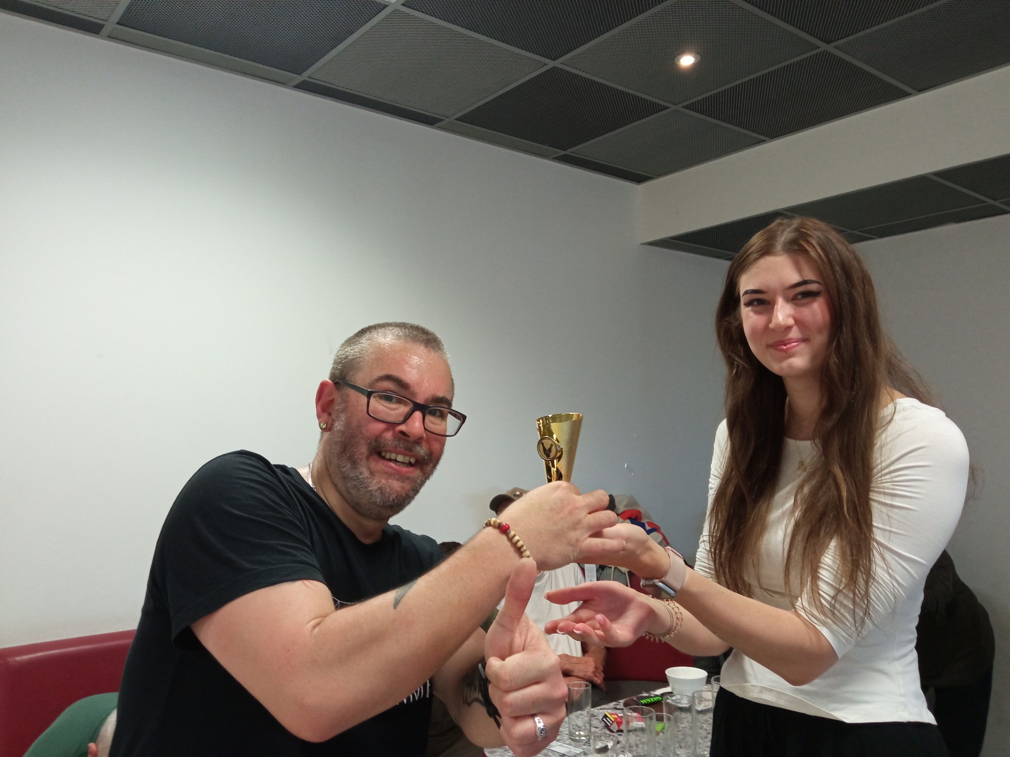 Gemeinsames Foto mit dem Pokal