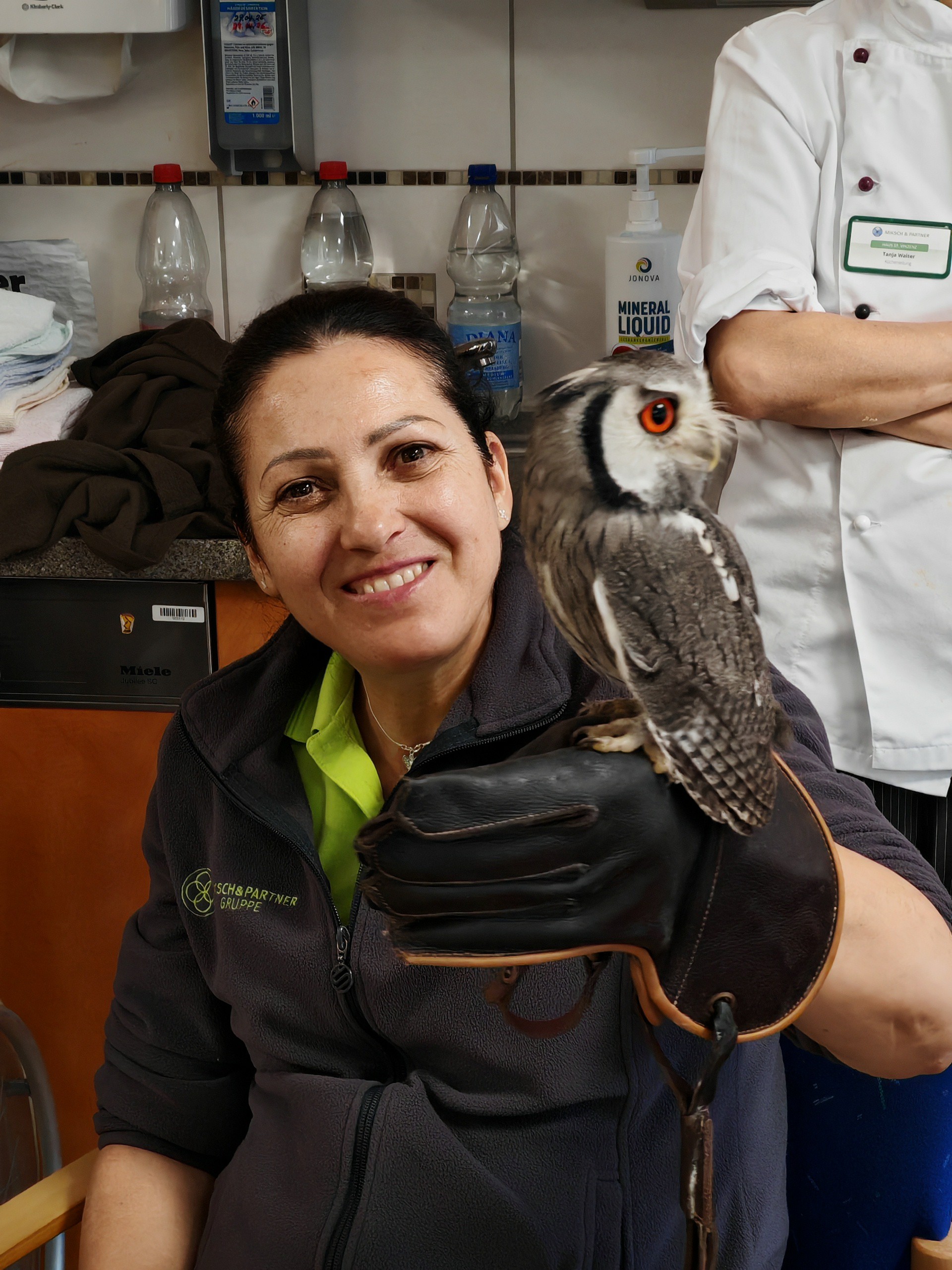 Mitarbeiterin tr&auml;gt Eule