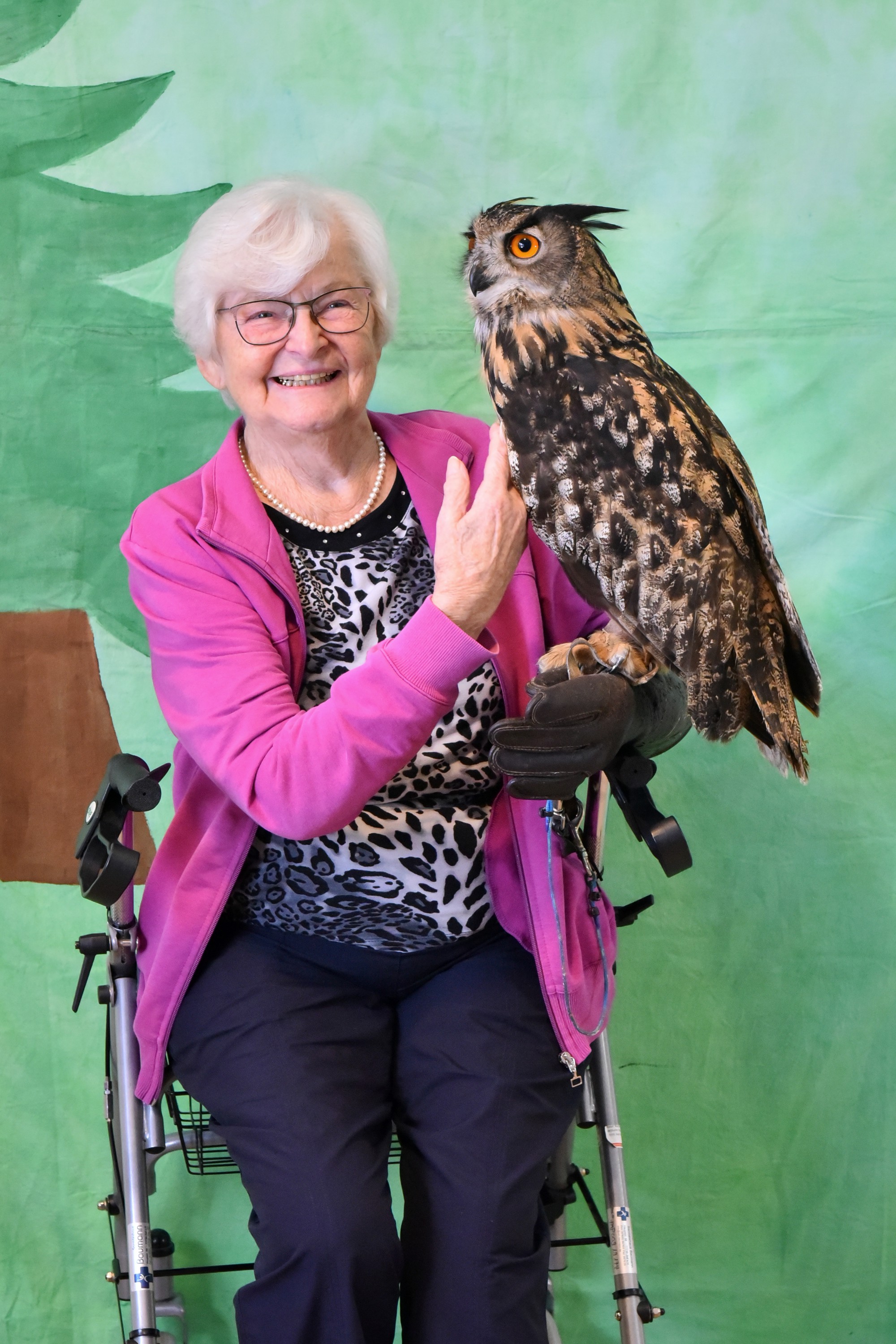 Bewohnerin trägt Eule