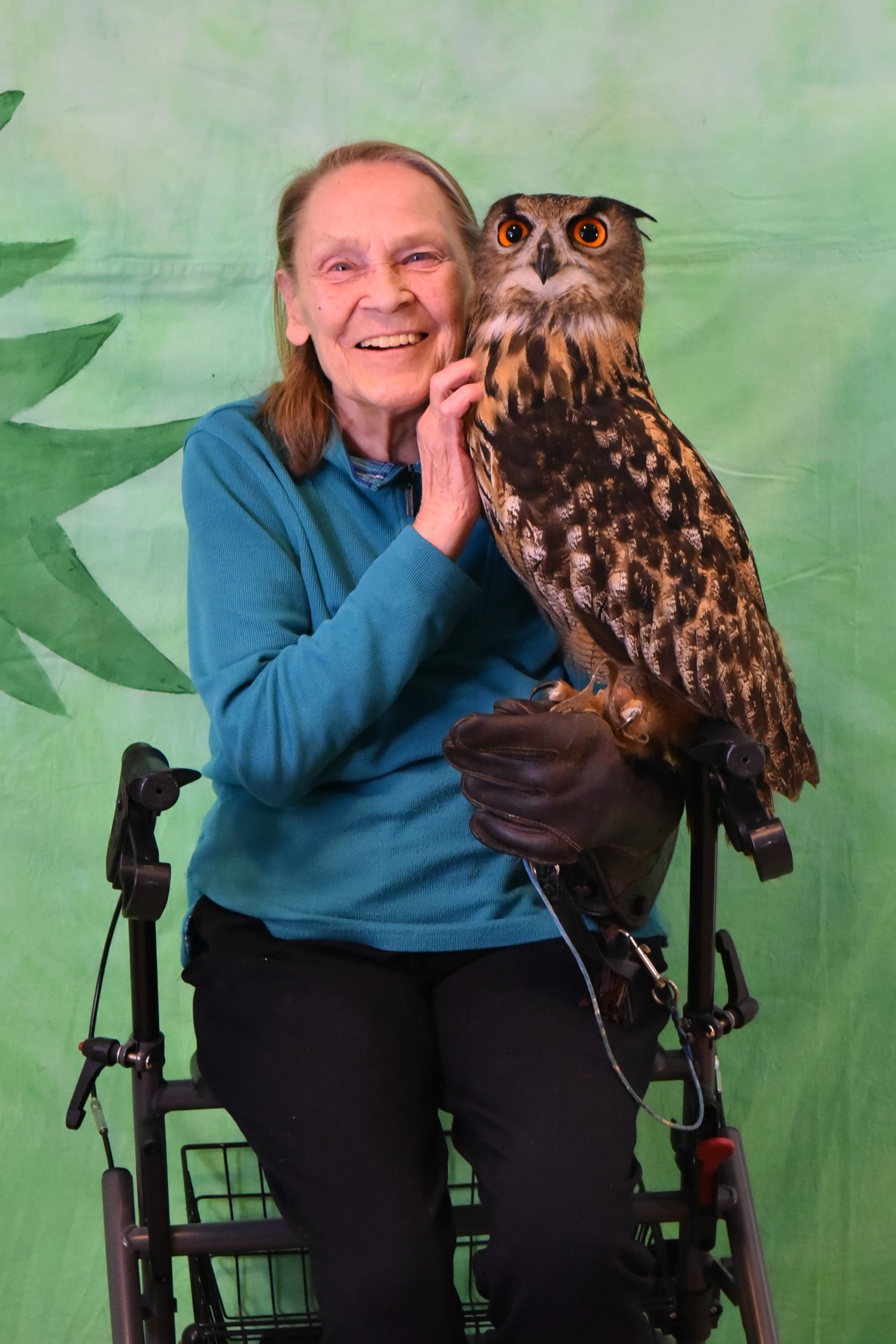 Bewohnerin trägt Eule