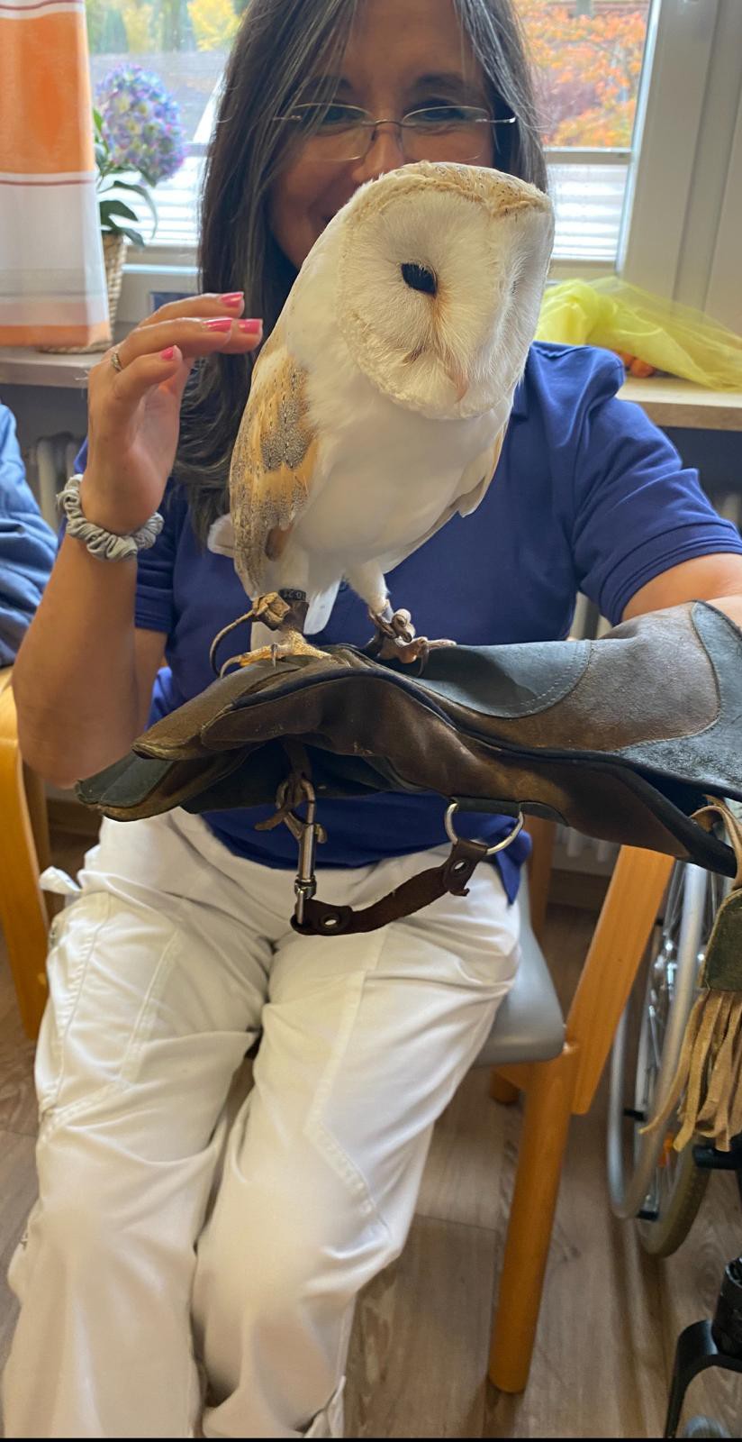 Mitarbeiterin trägt Eule