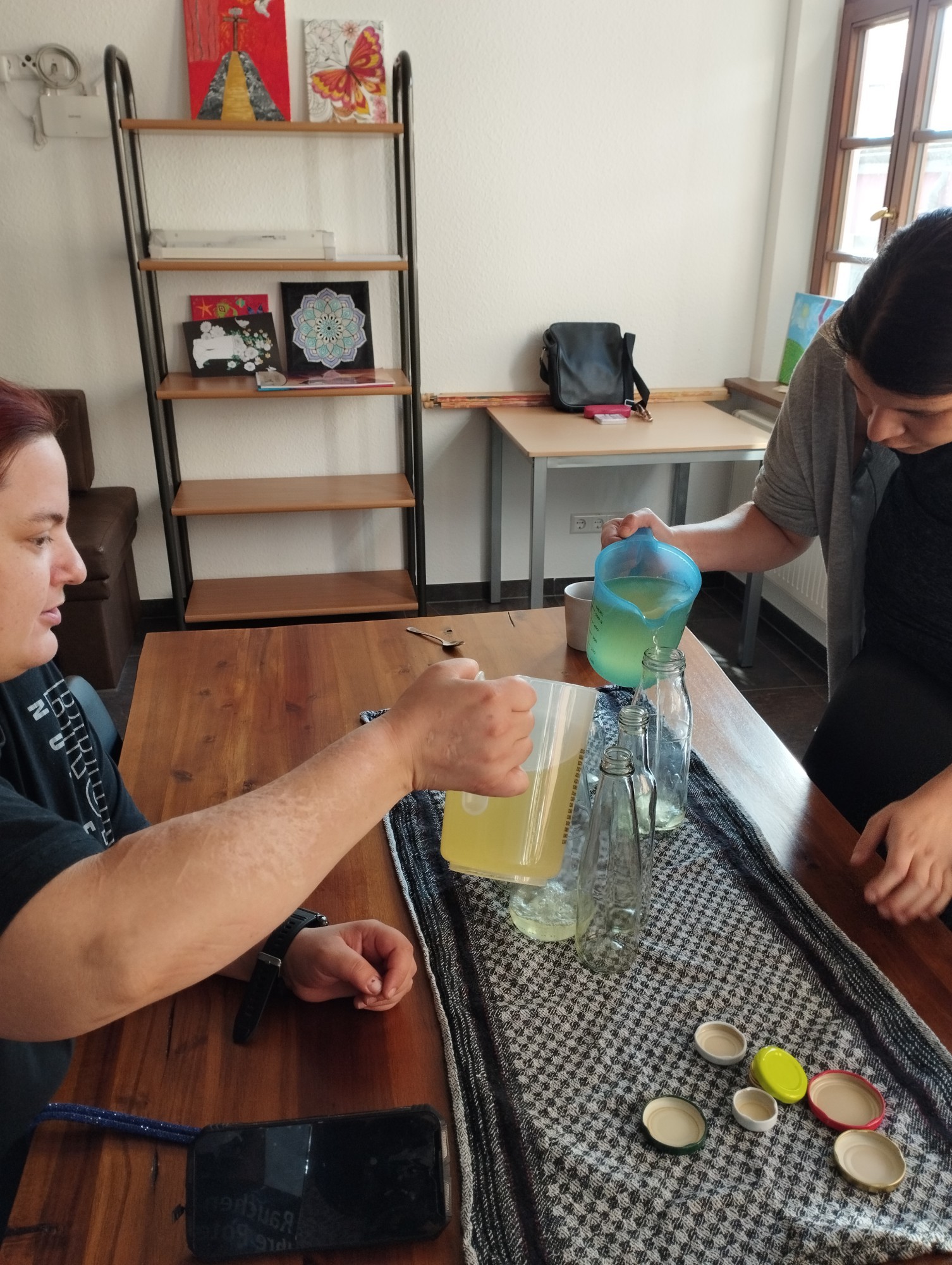 Gemeinsames Abf&uuml;llen des Sirups