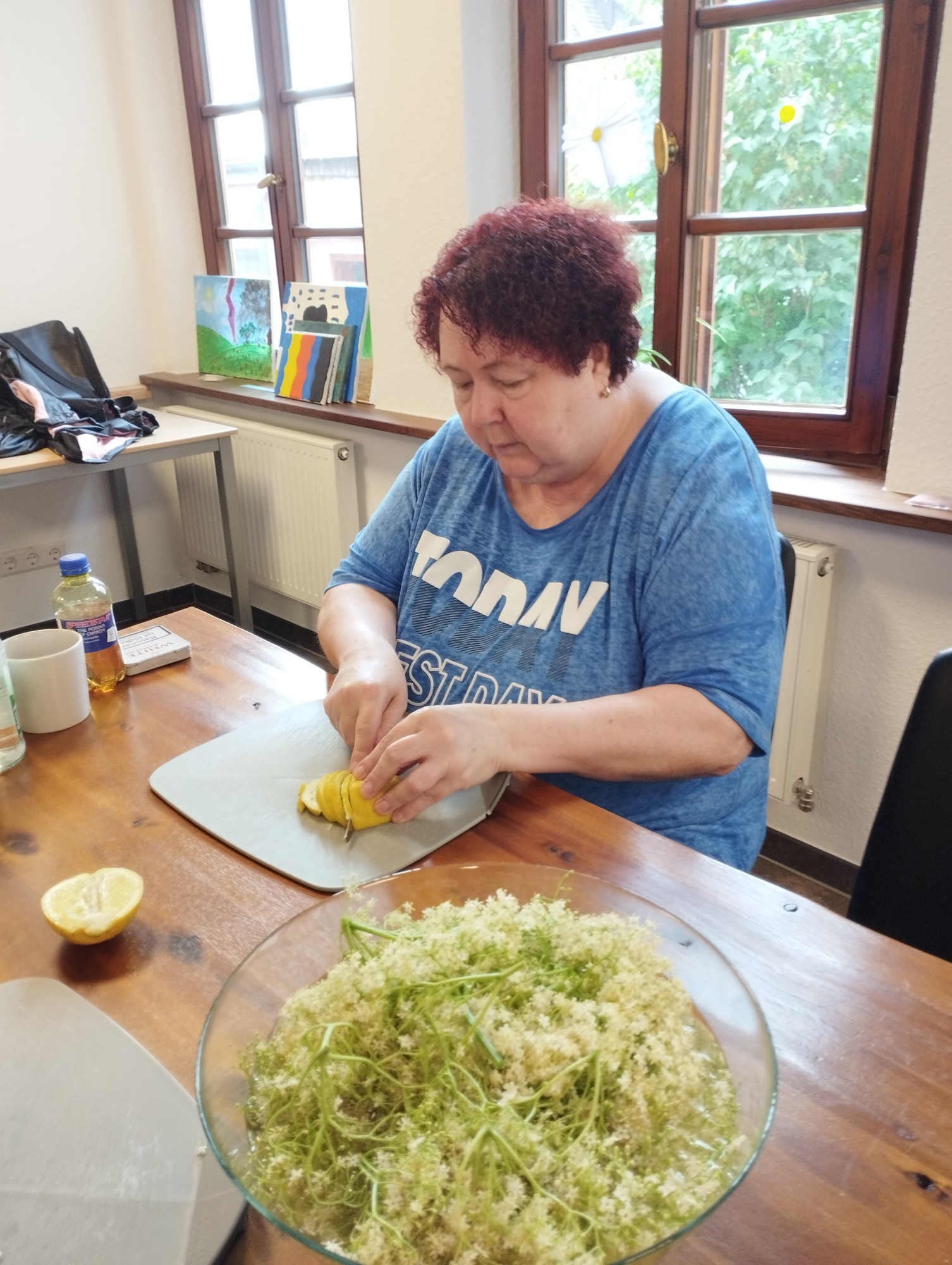 Frische Zitronen werden geschnitten