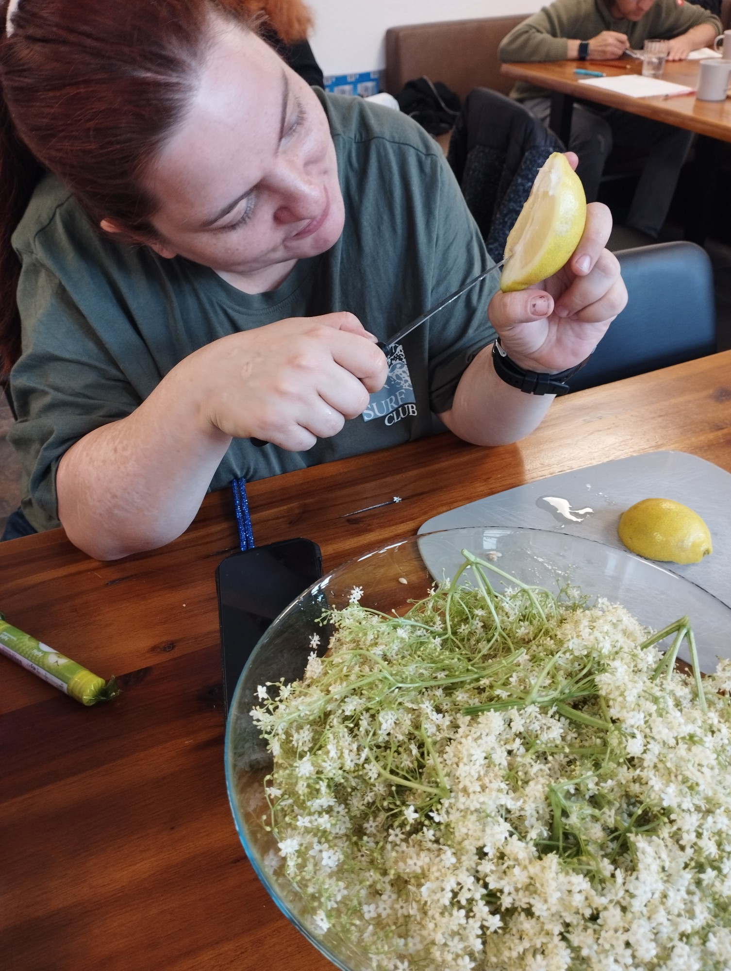 Frische Zitronen werden geschnitten