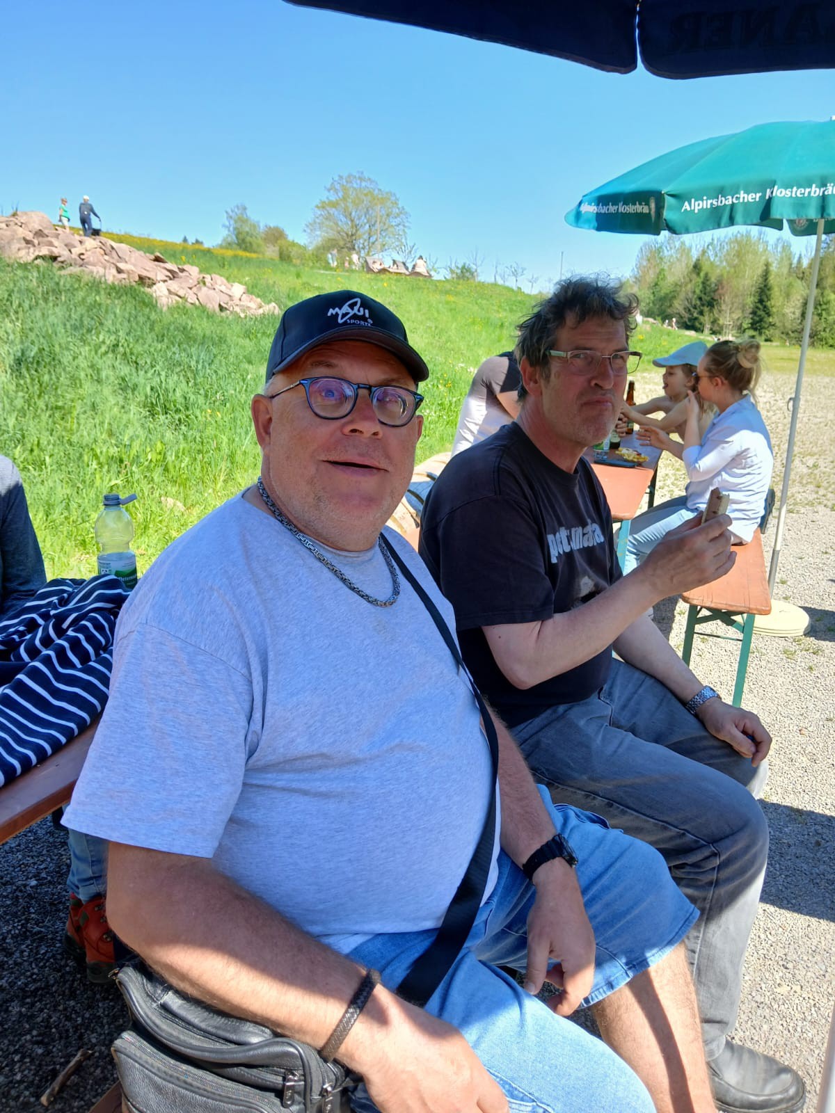 Bewohner machen Pause auf einer Bank