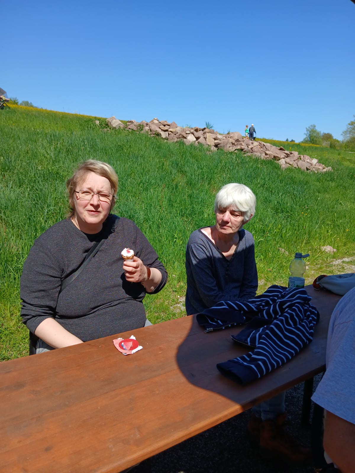 Bewohnerinnen machen Pause auf einer Bank