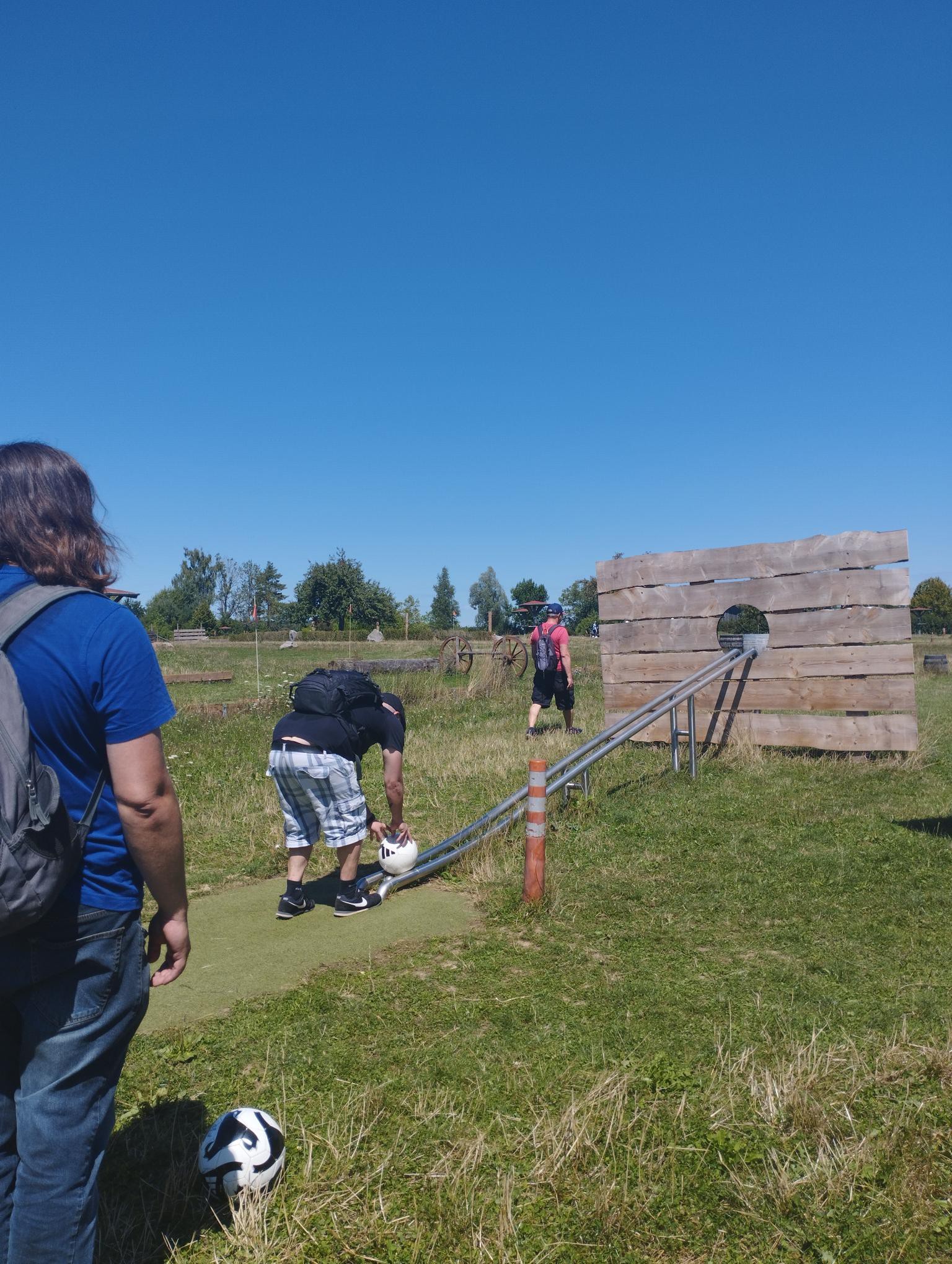 Gemeinsames Spiel beim Fu&szlig;ballgolf