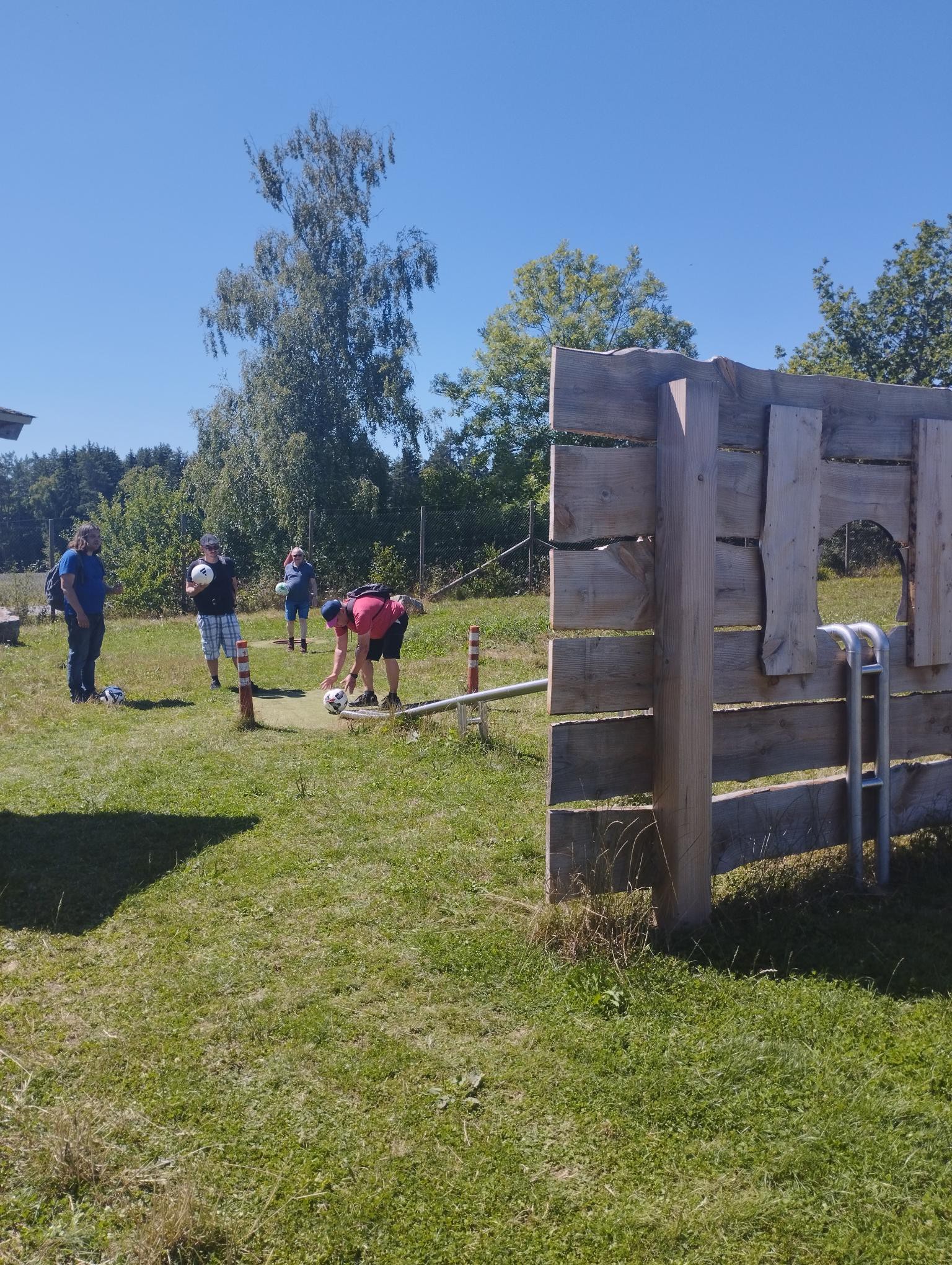 Gemeinsames Spiel beim Fu&szlig;ballgolf