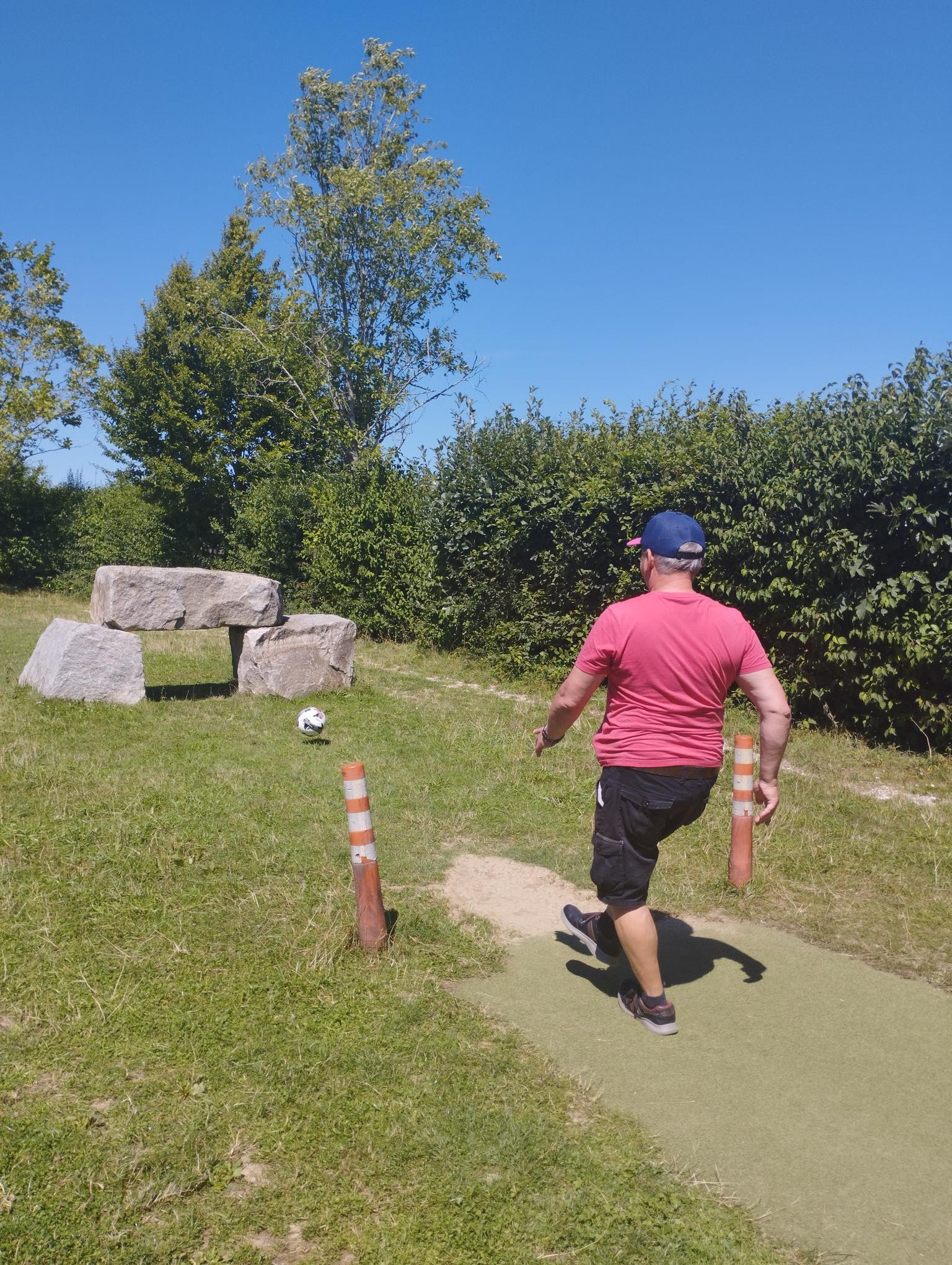 Erster Schuss beim Fu&szlig;ballgolf