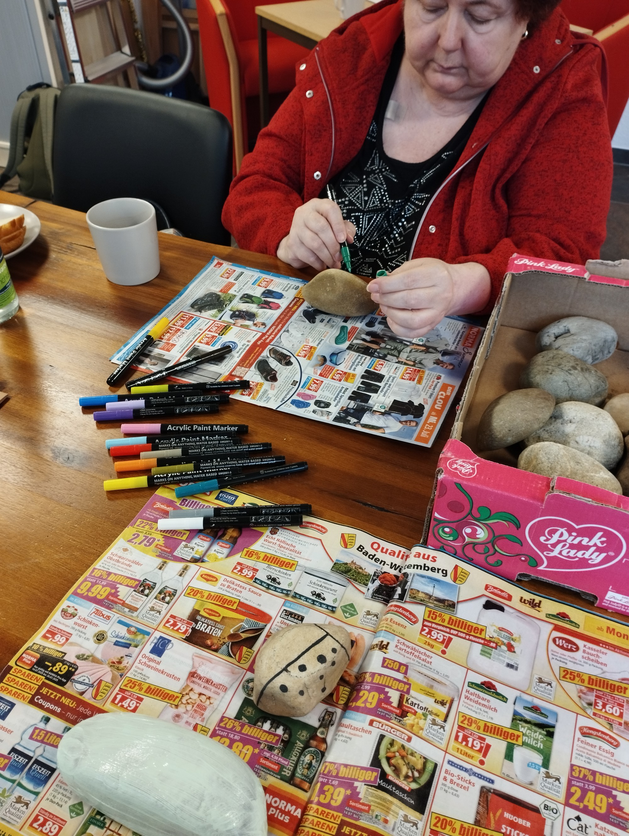 Gemeinsames Steine bemalen