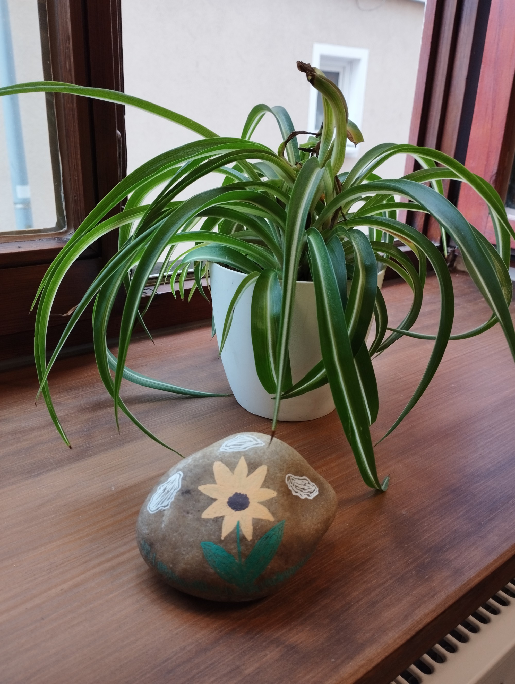 Mit Blume bemalter Stein