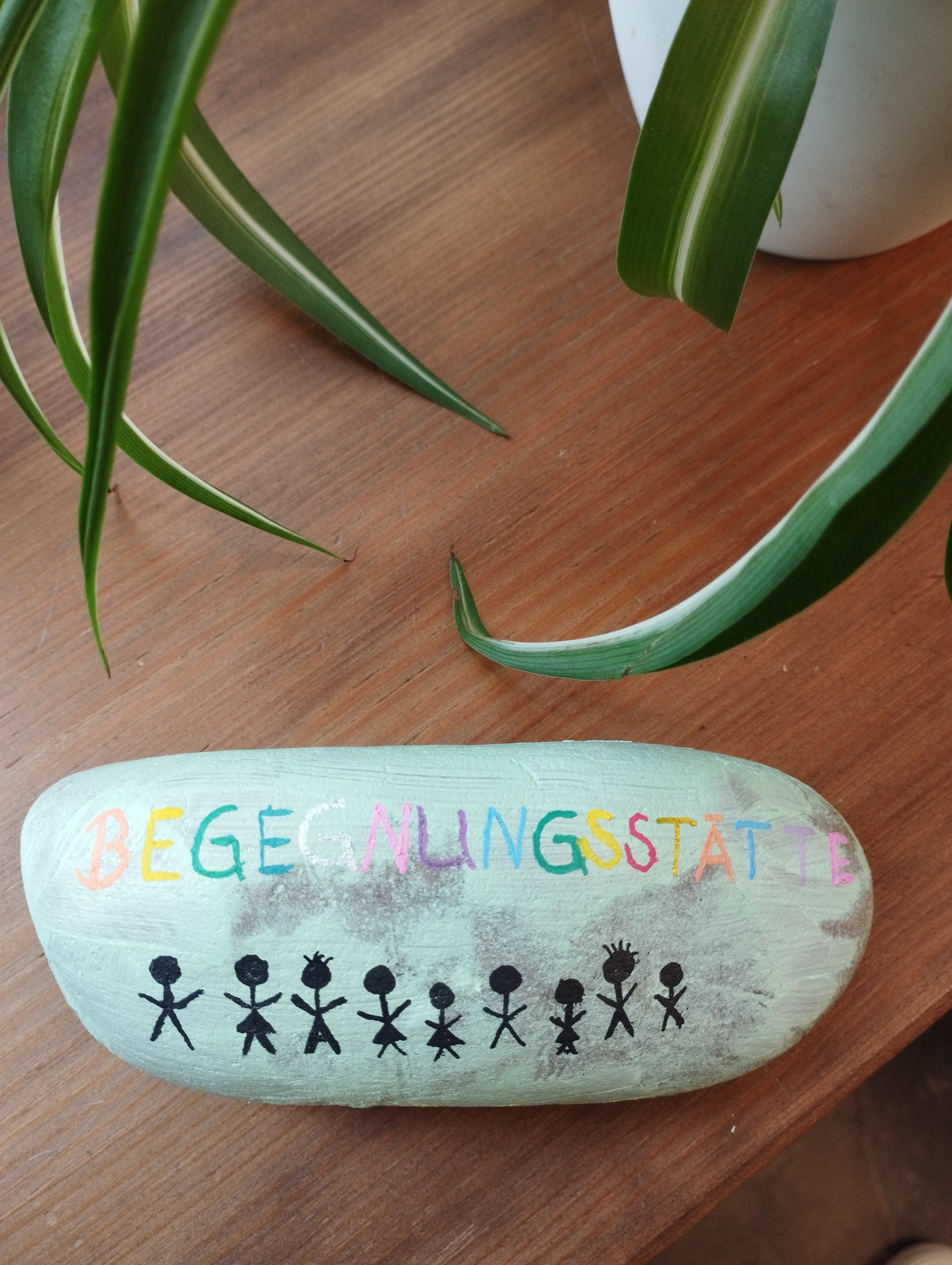 Mit Schriftzug bemalter Stein