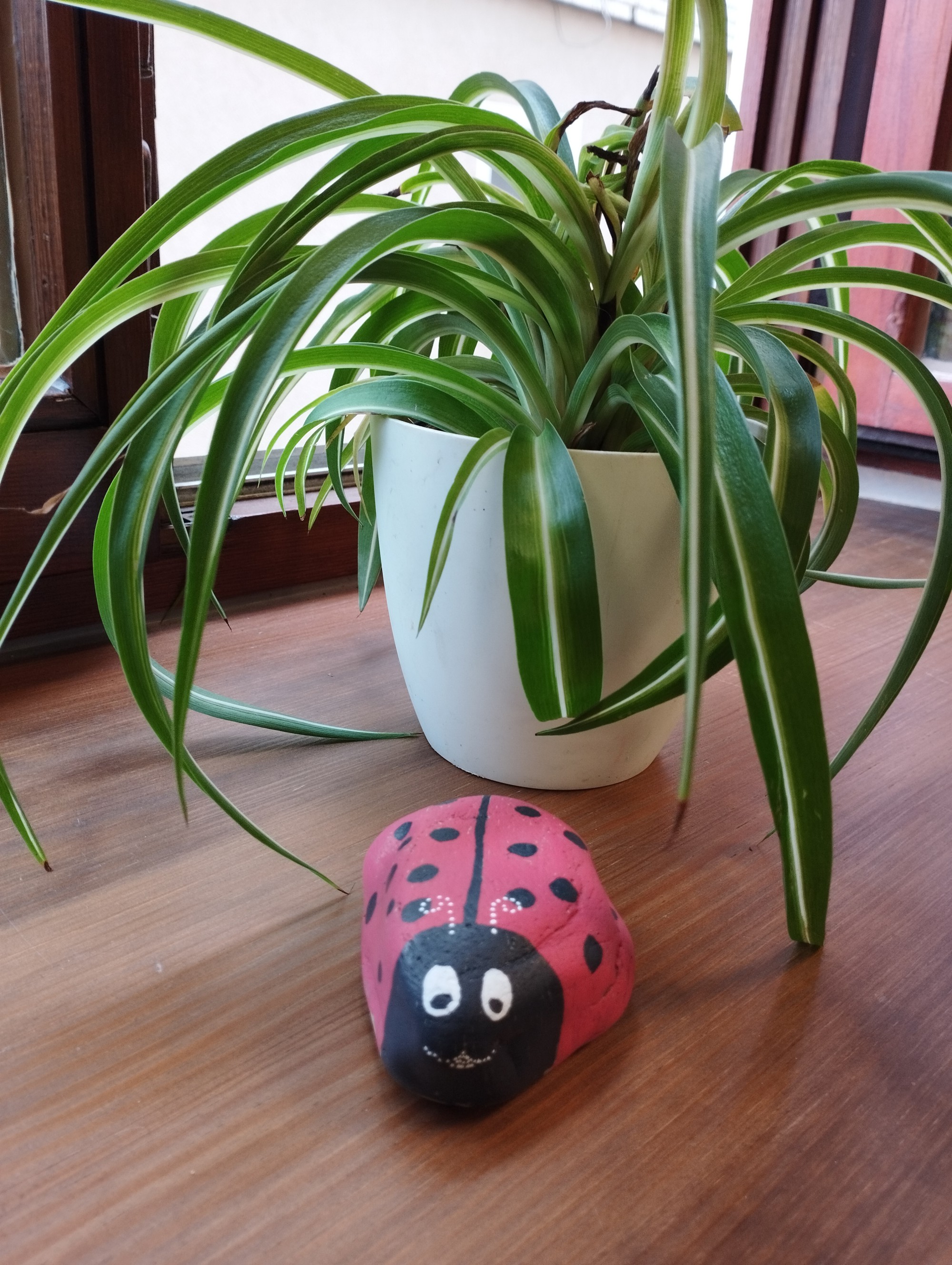 Als Marienk&auml;fer bemalter Stein