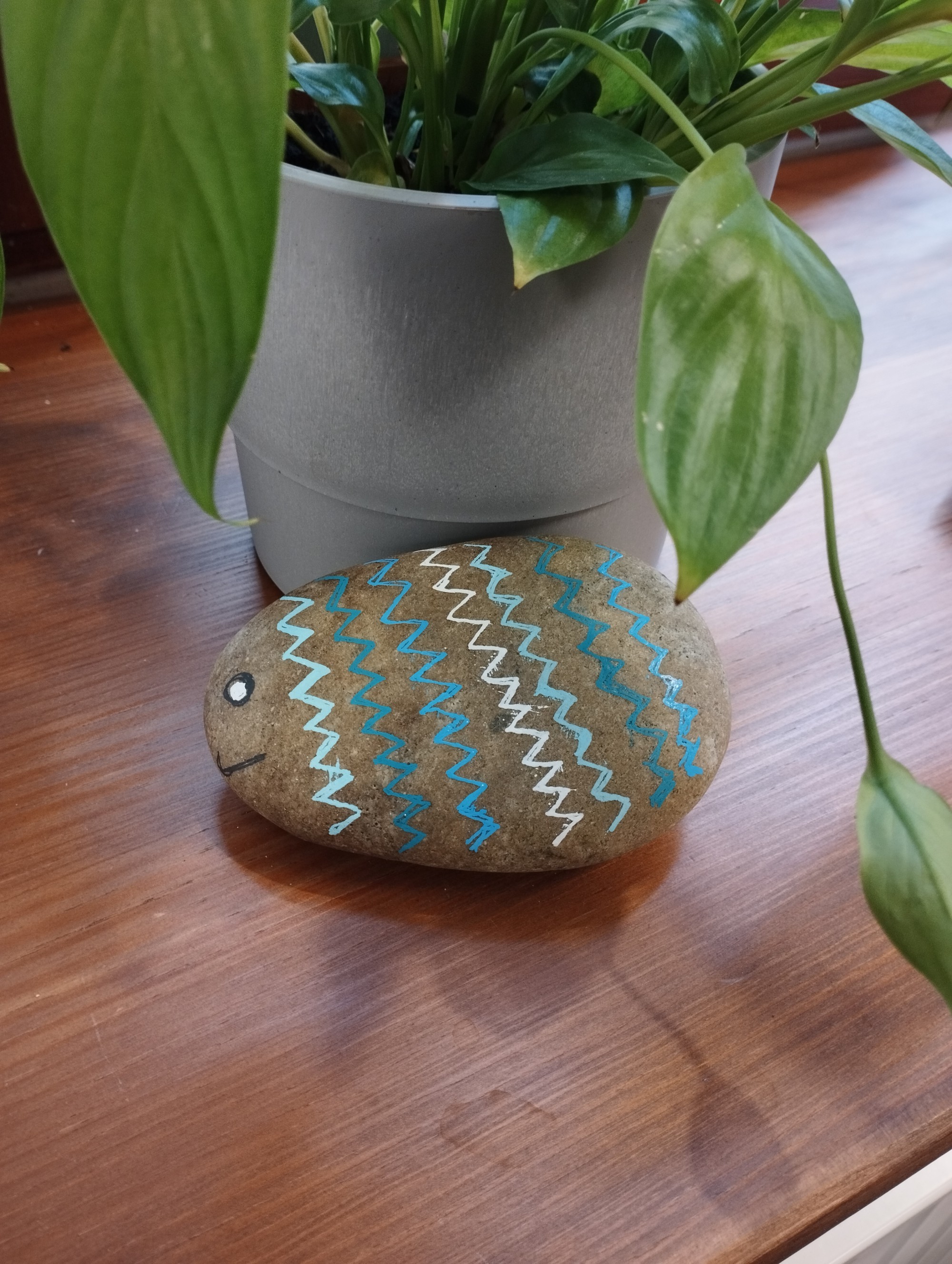 Mit Mustern bemalter Stein