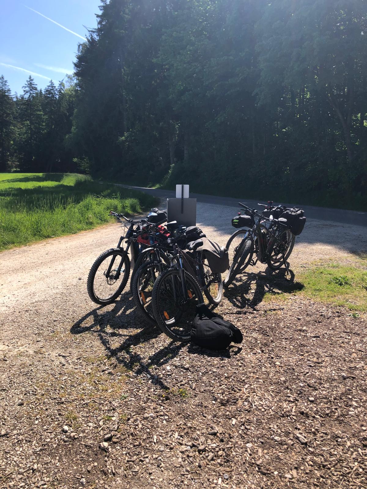 Angelehnte Fahrr&auml;der der Gruppe