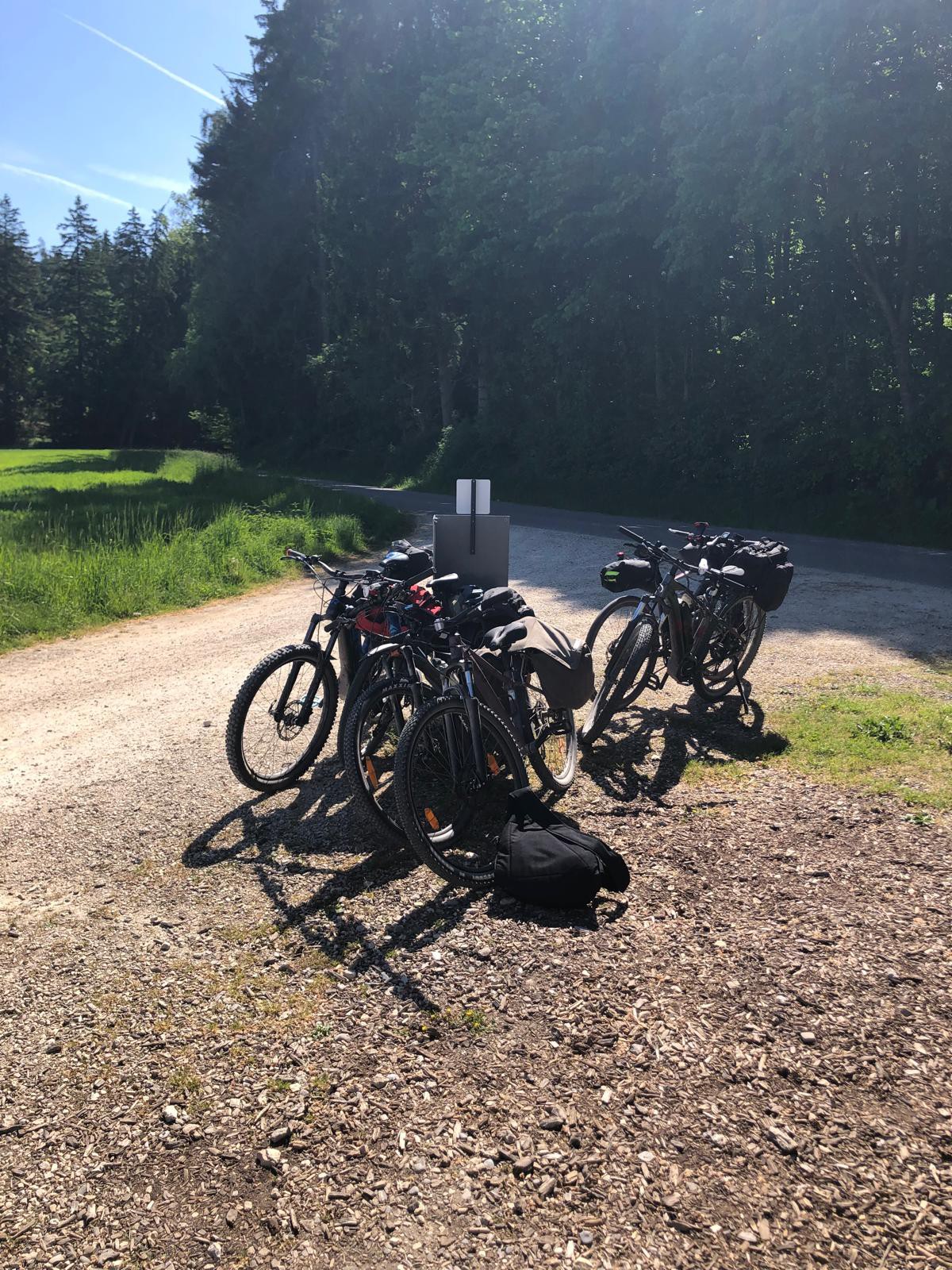 Angelehnte Fahrräder der Gruppe