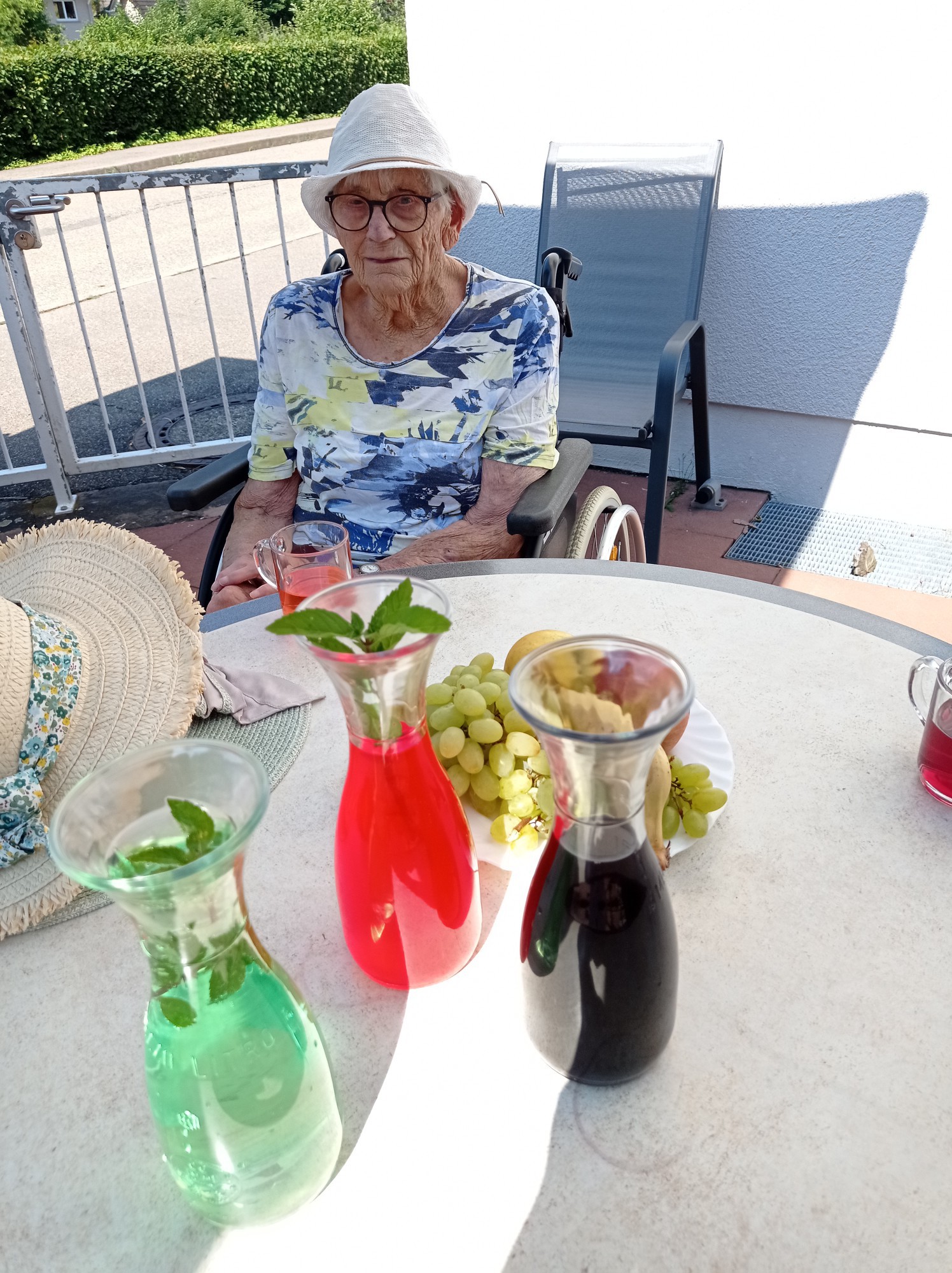 Bewohnerin mit frischem Obst und Säften