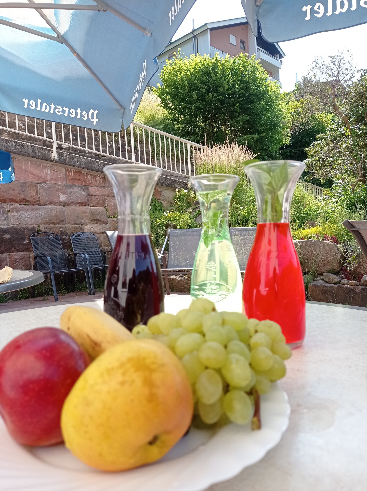 Frisches Obst und Säfte
