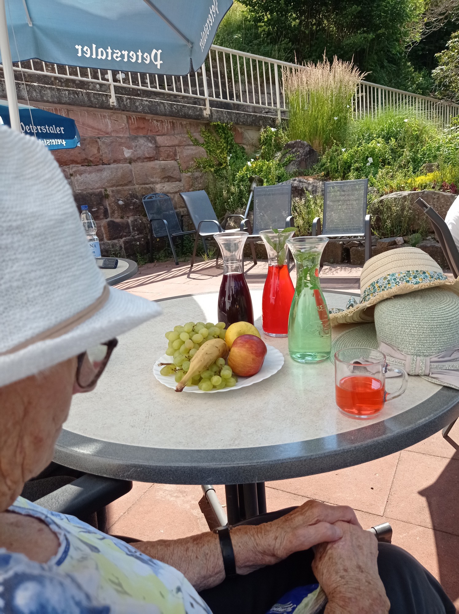 Bewohnerin mit frischem Obst und Säften