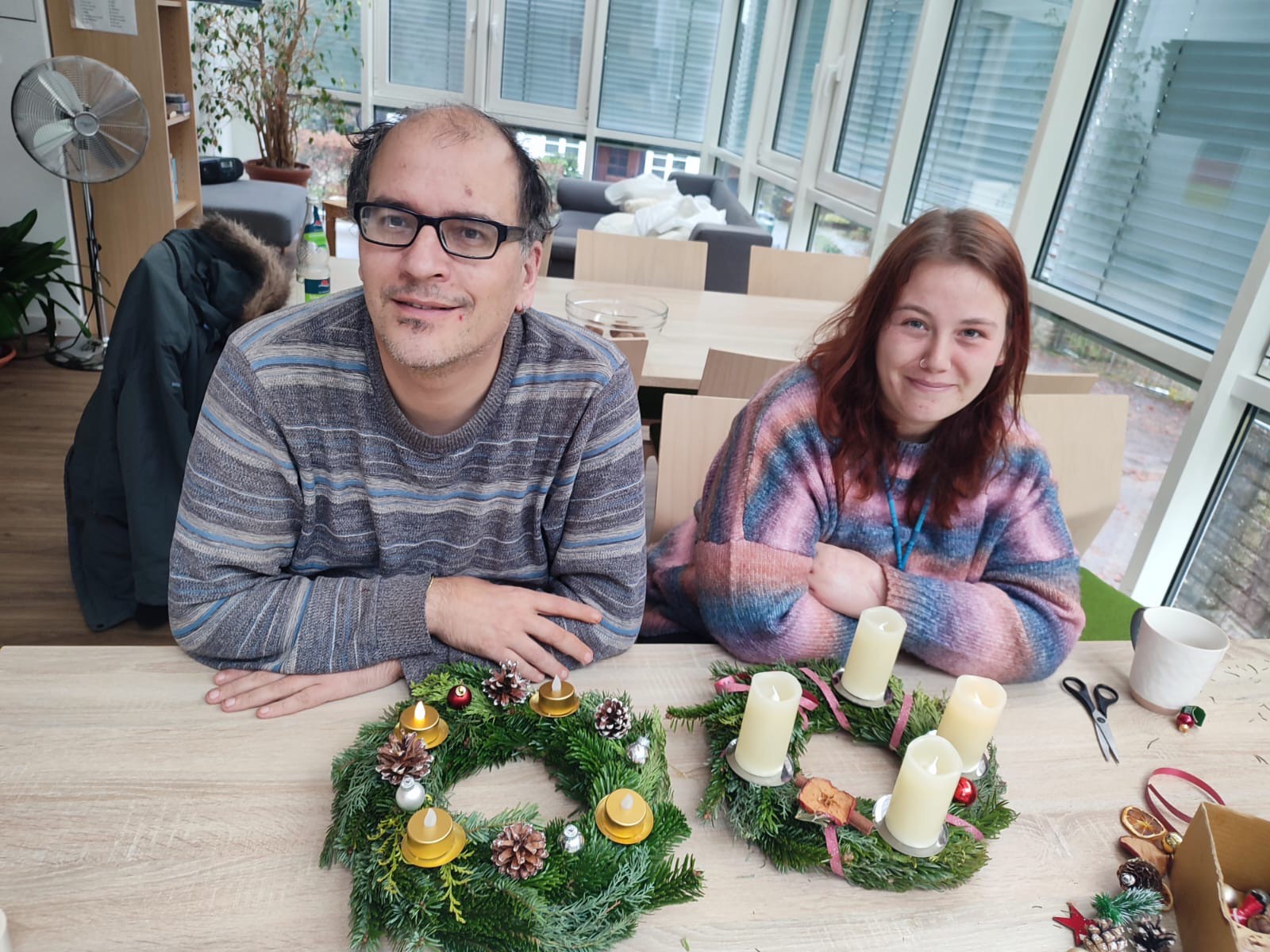 Fertig gestellte Adventskr&auml;nze