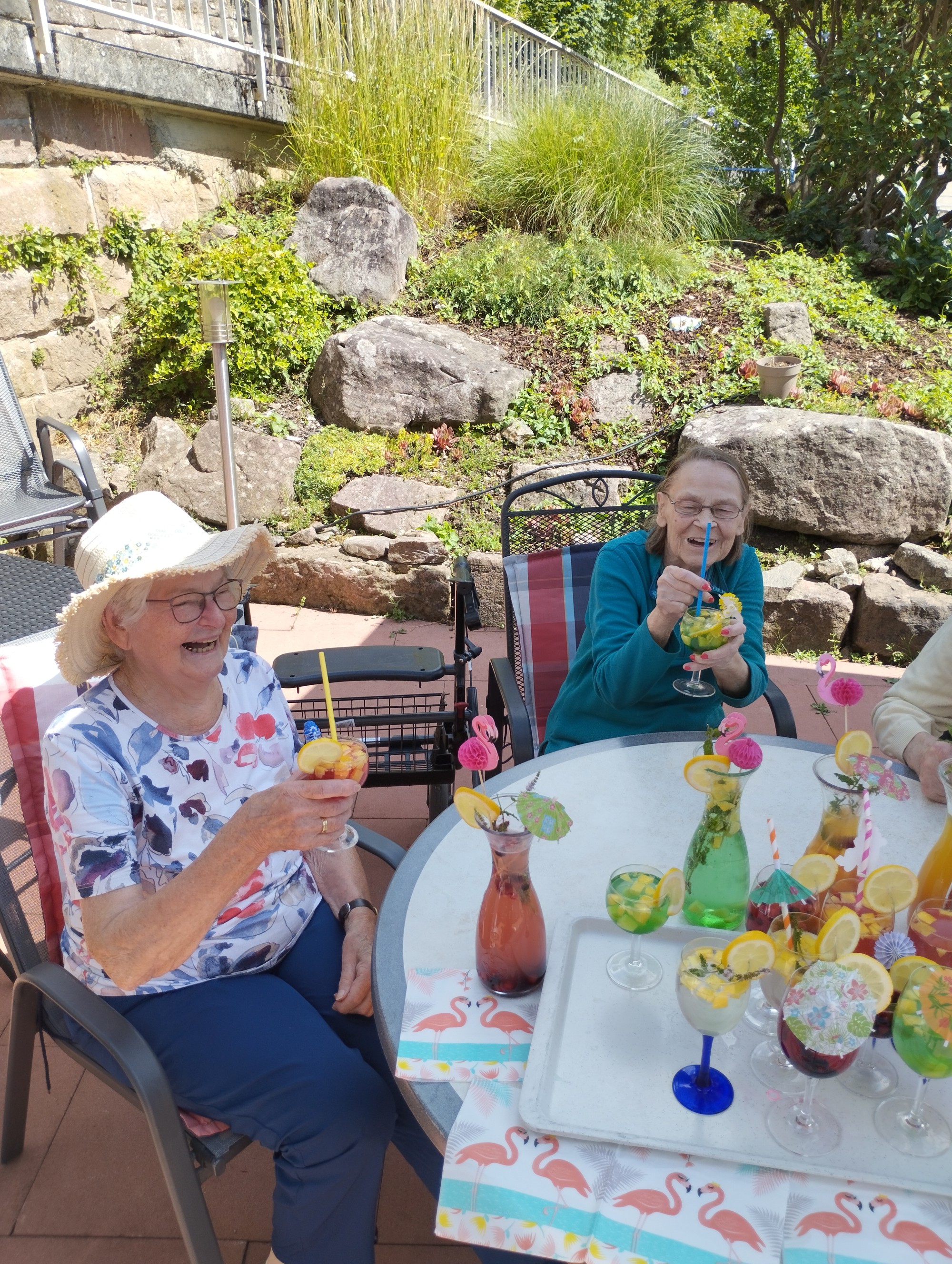 Gesellige Runde mit vorbereiteten Cocktails