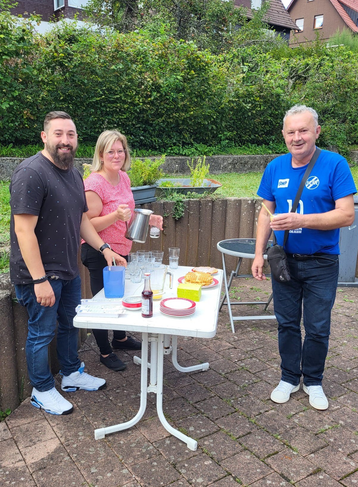 Gemeinsames Cocktail ausschenken