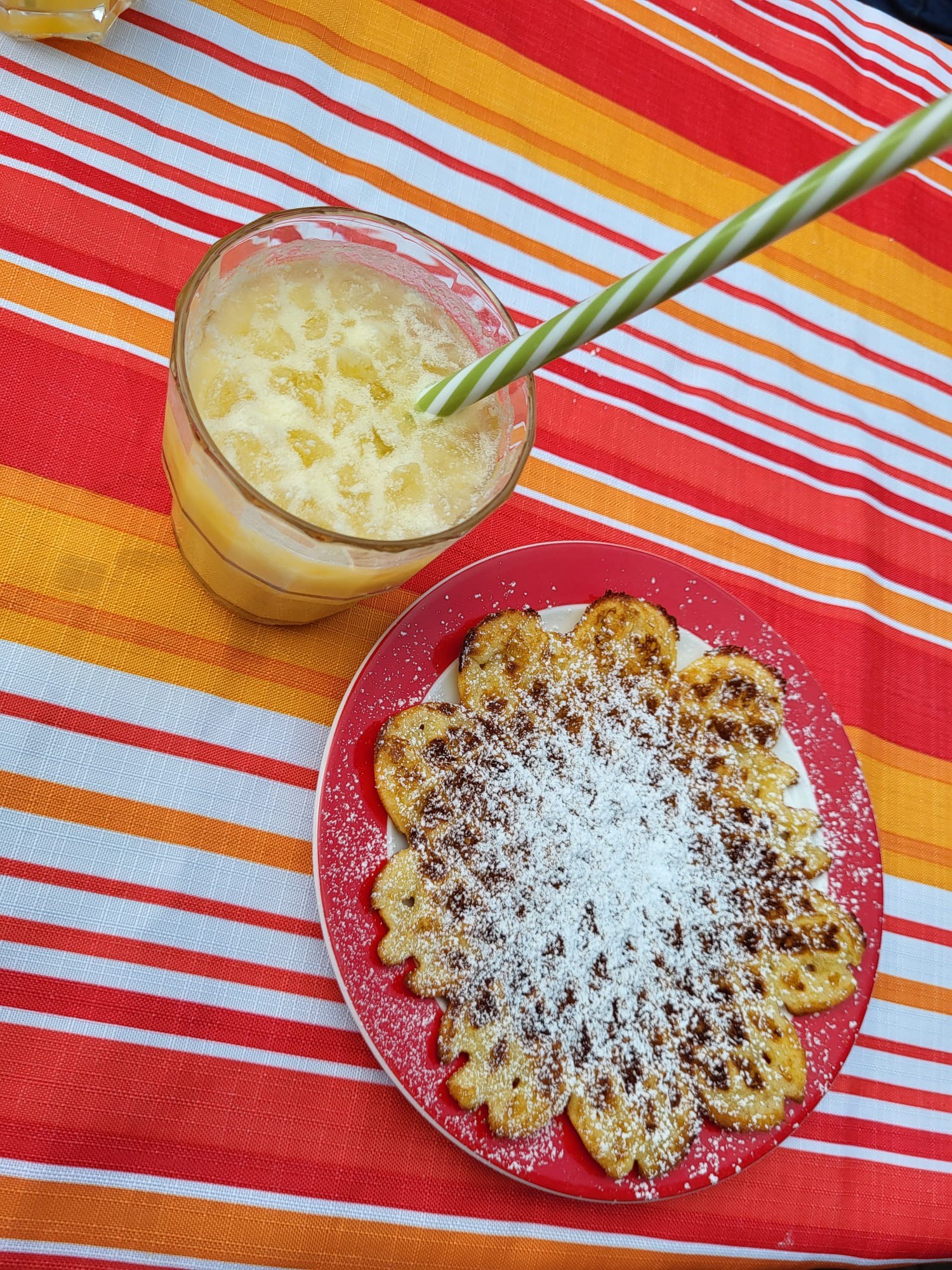 Cocktail und Waffel