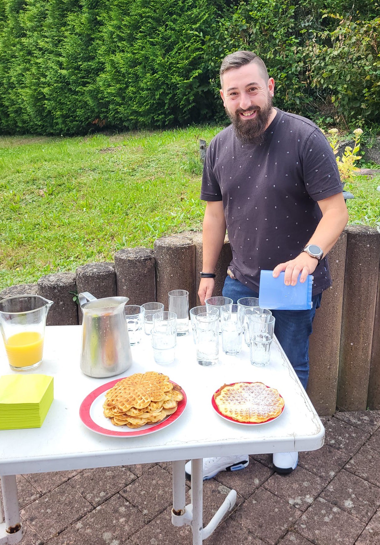 Mitarbeiter bereitet Cocktails vor