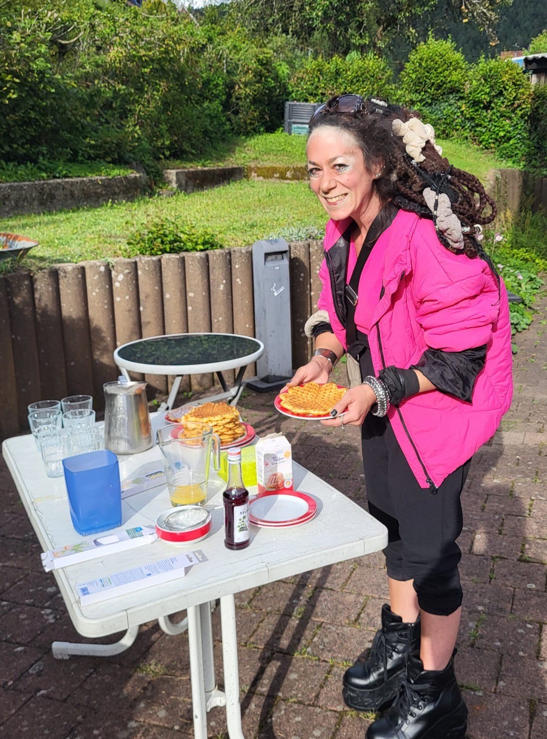 Bewohnerin bereitet Waffeln vor