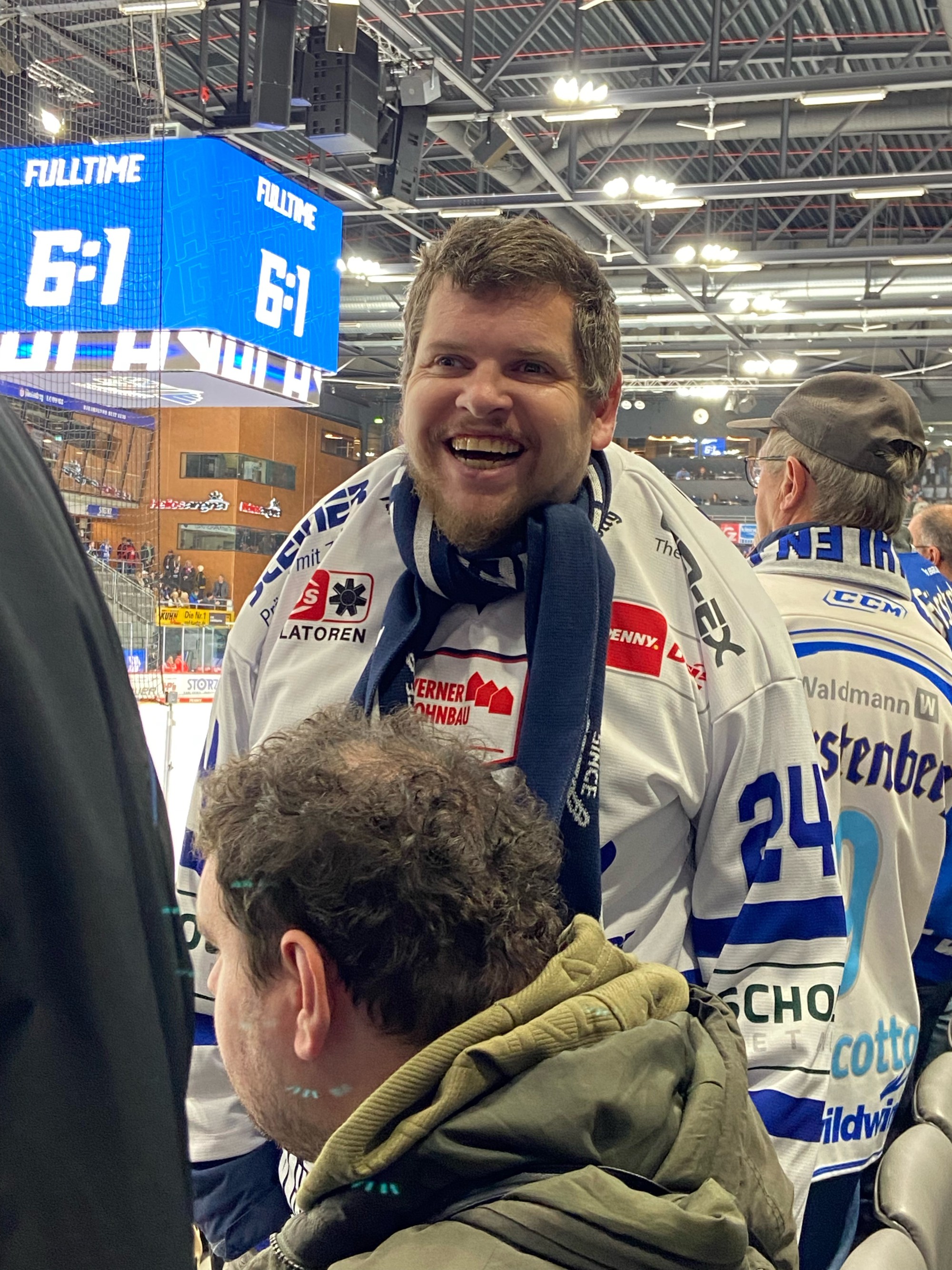 Klient in Fankleidung