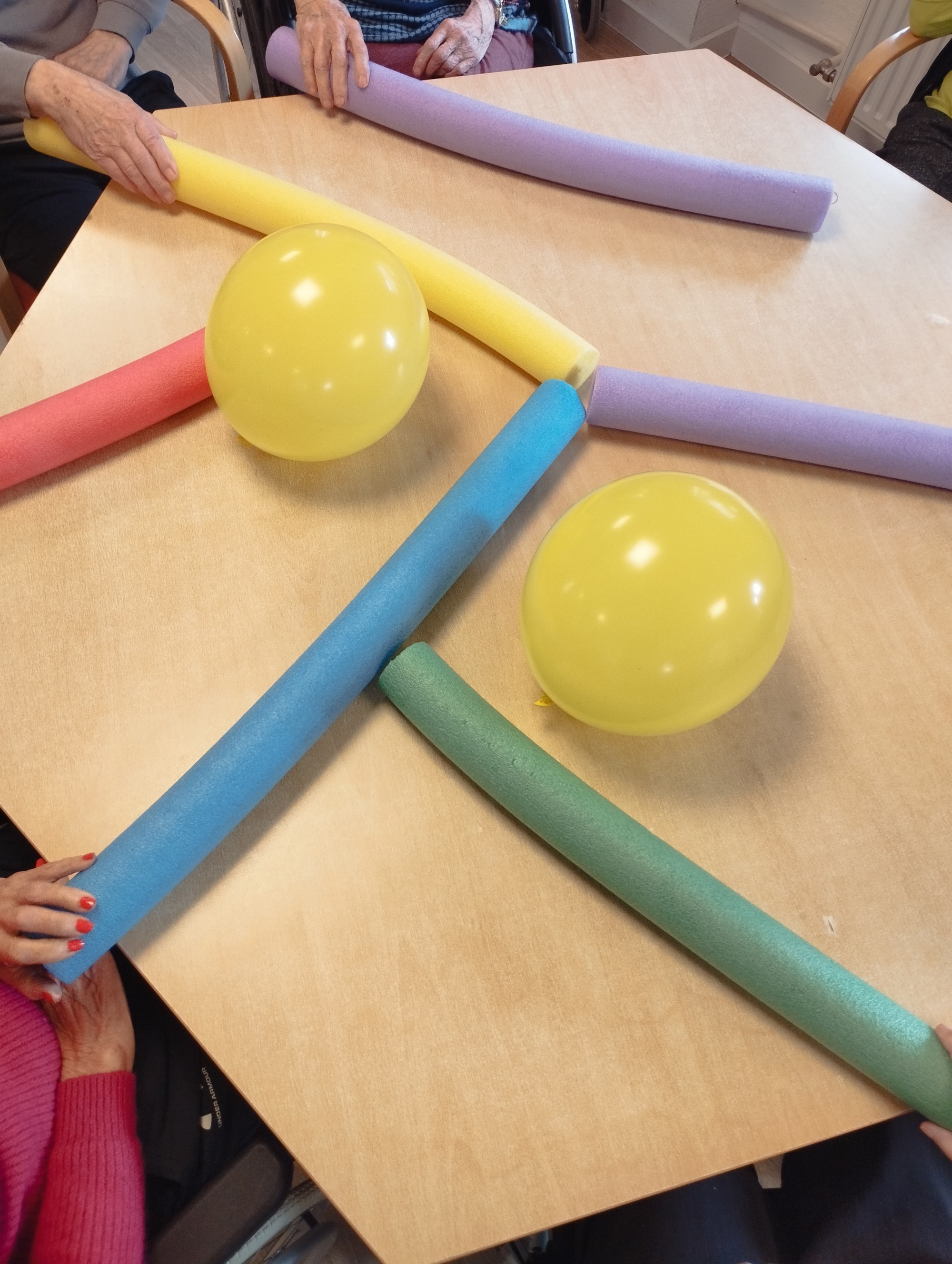 Bunte Poolnudeln und Luftballons