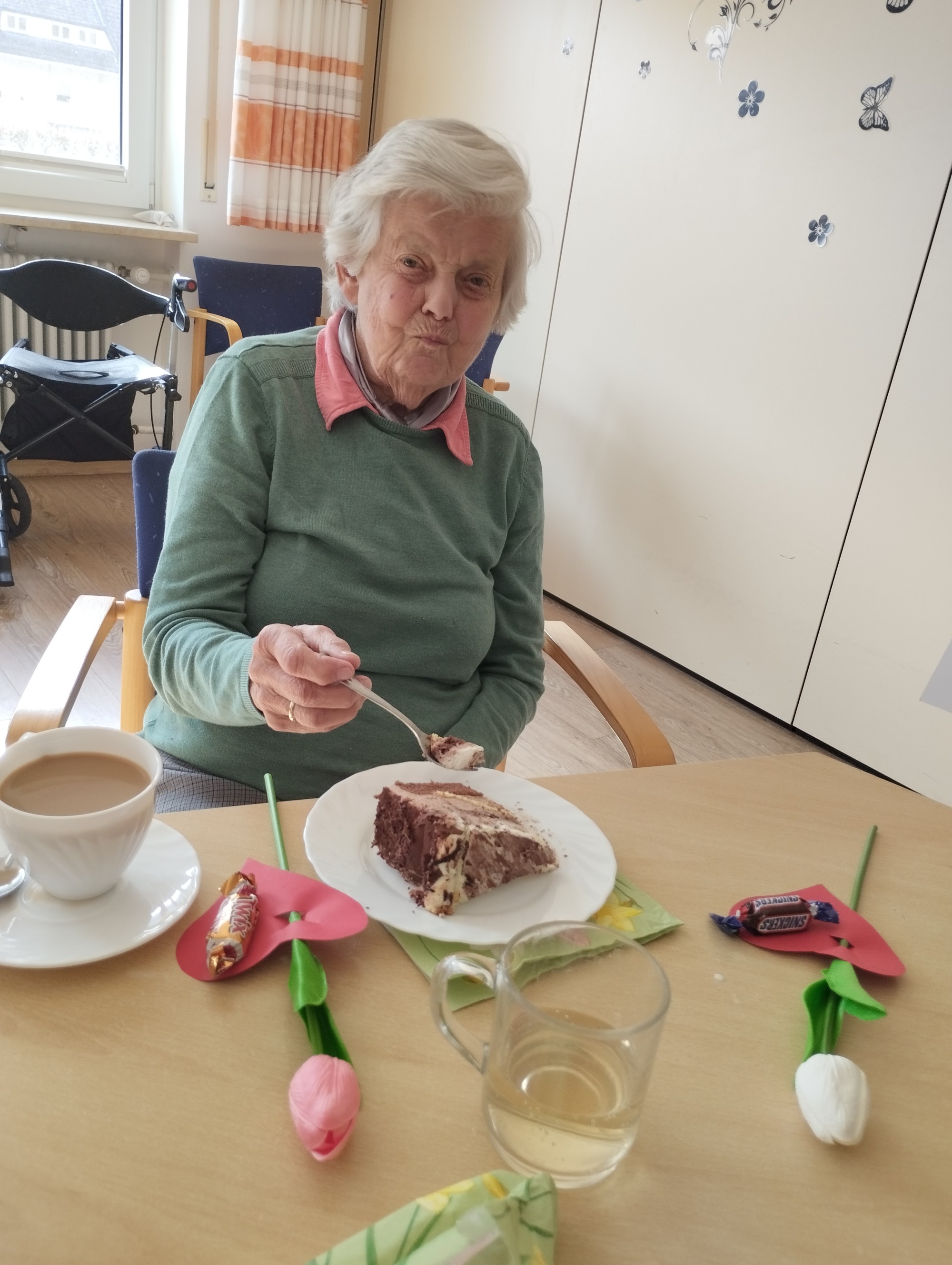 Bewohnerin am Kuchentisch