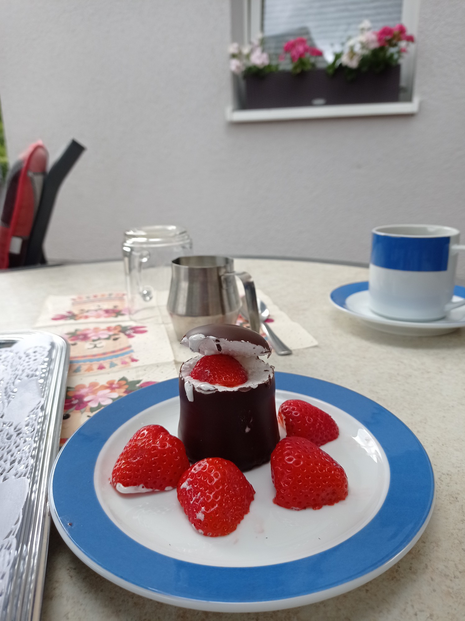 Gef&uuml;llte Schaumk&uuml;sse mit Erdbeeren